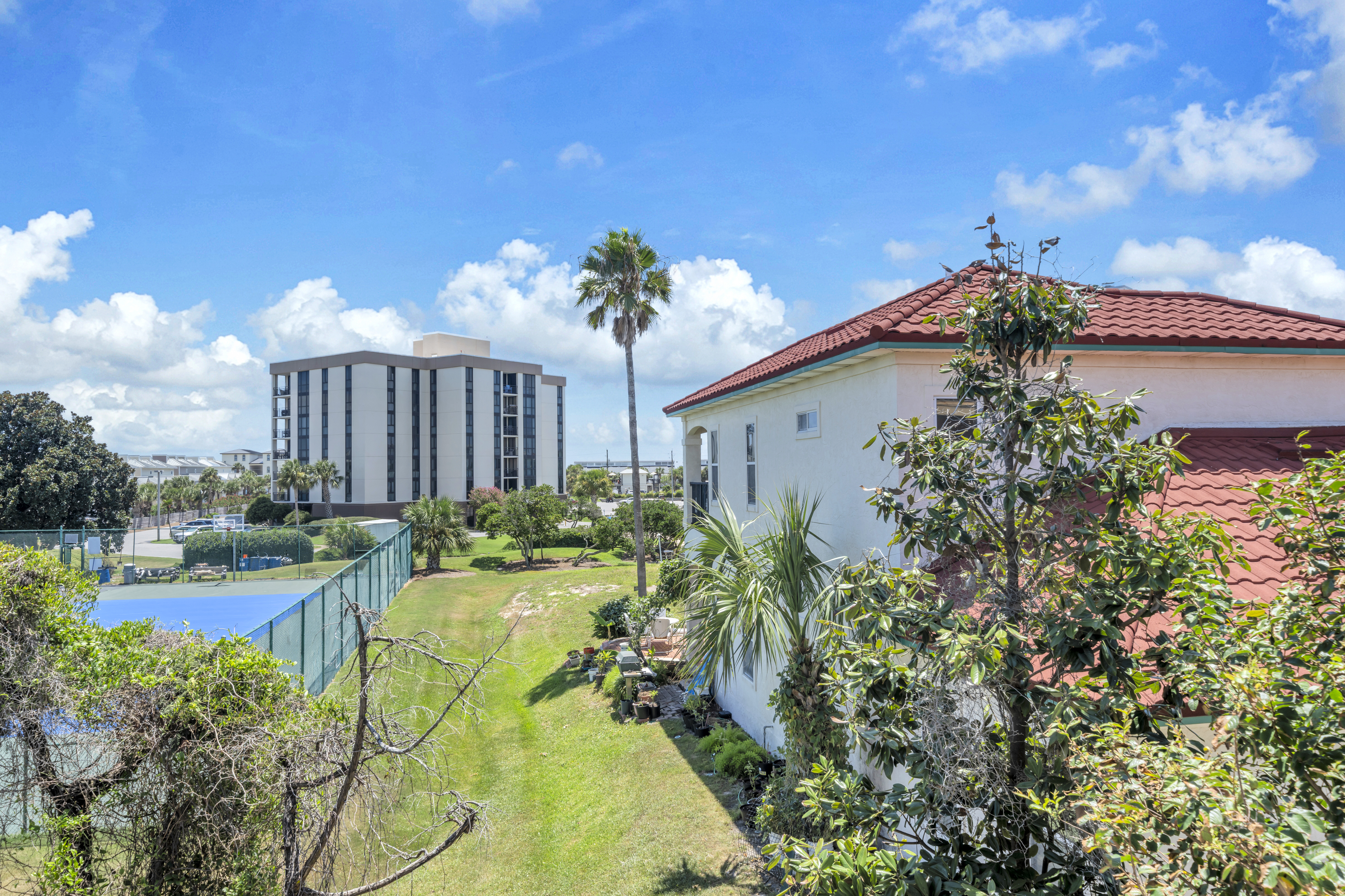  Turnkey Coastal Retreat With Private Garden Oasis - 物件實景