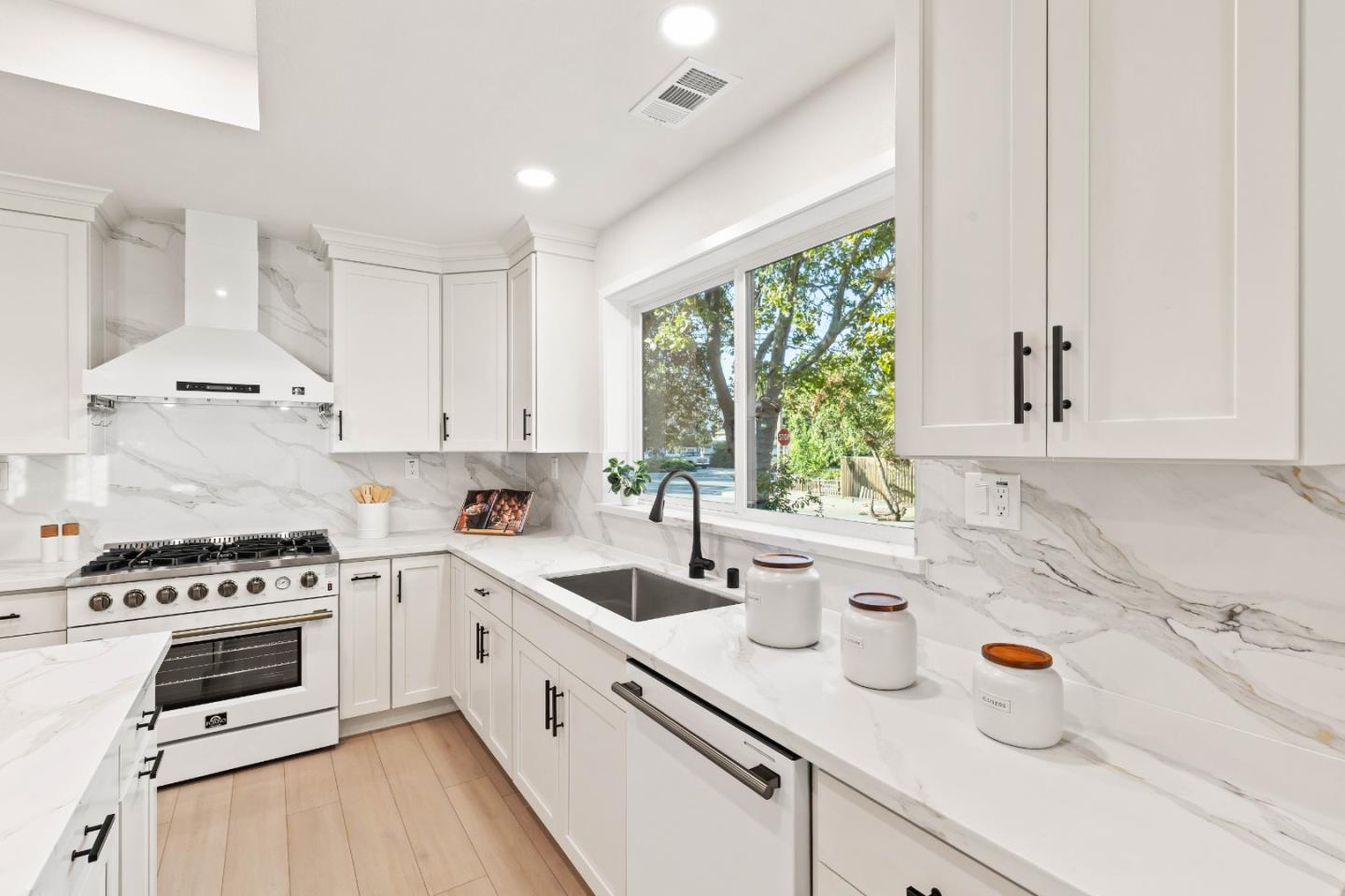 Redwood City, California, 94062, United States, 4 Bedrooms Bedrooms, ,4 BathroomsBathrooms,Residential,For Sale,1950985