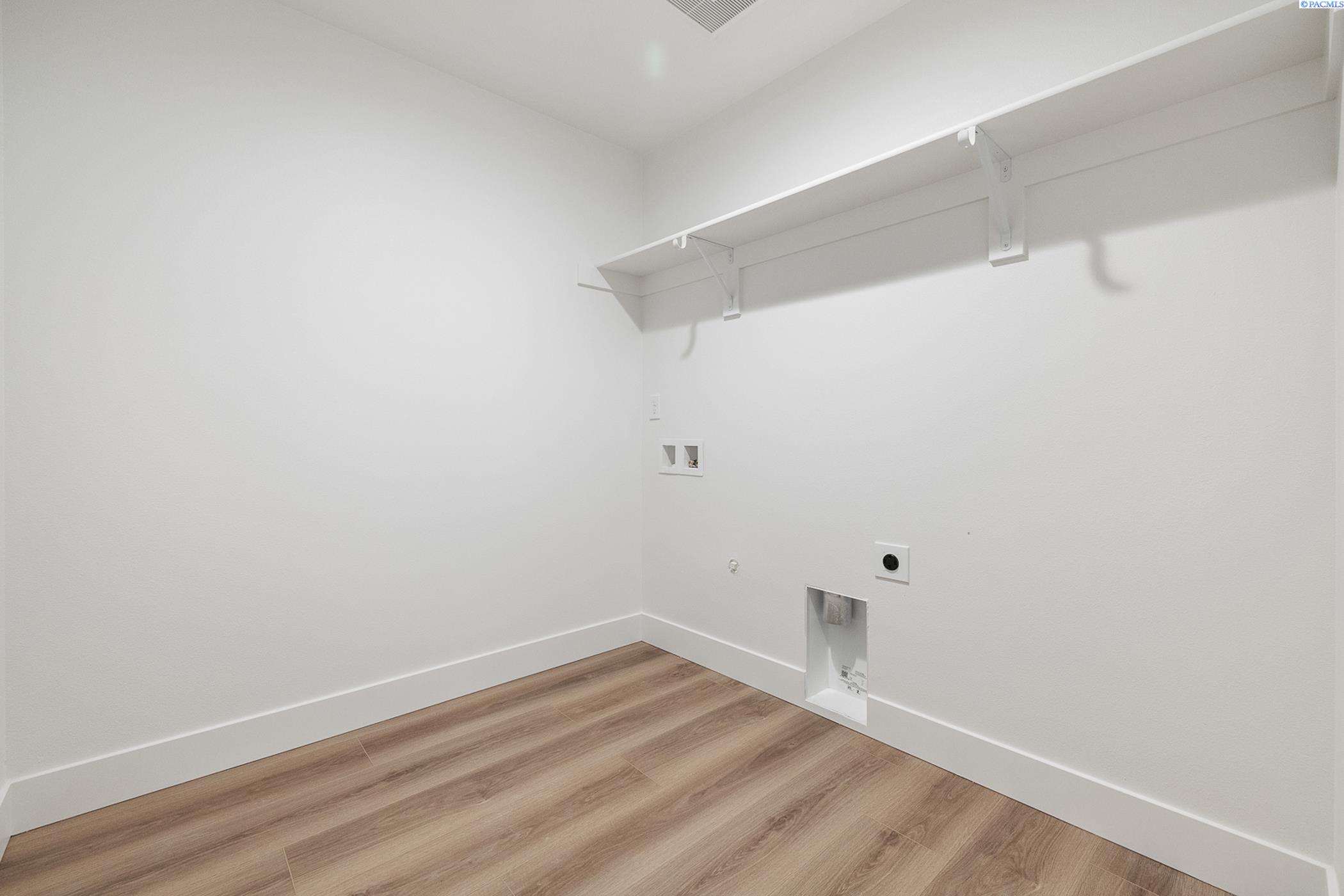 Kennewick, Washington, 99337, United States, 7 Bedrooms Bedrooms, ,Residential,For Sale,1949661