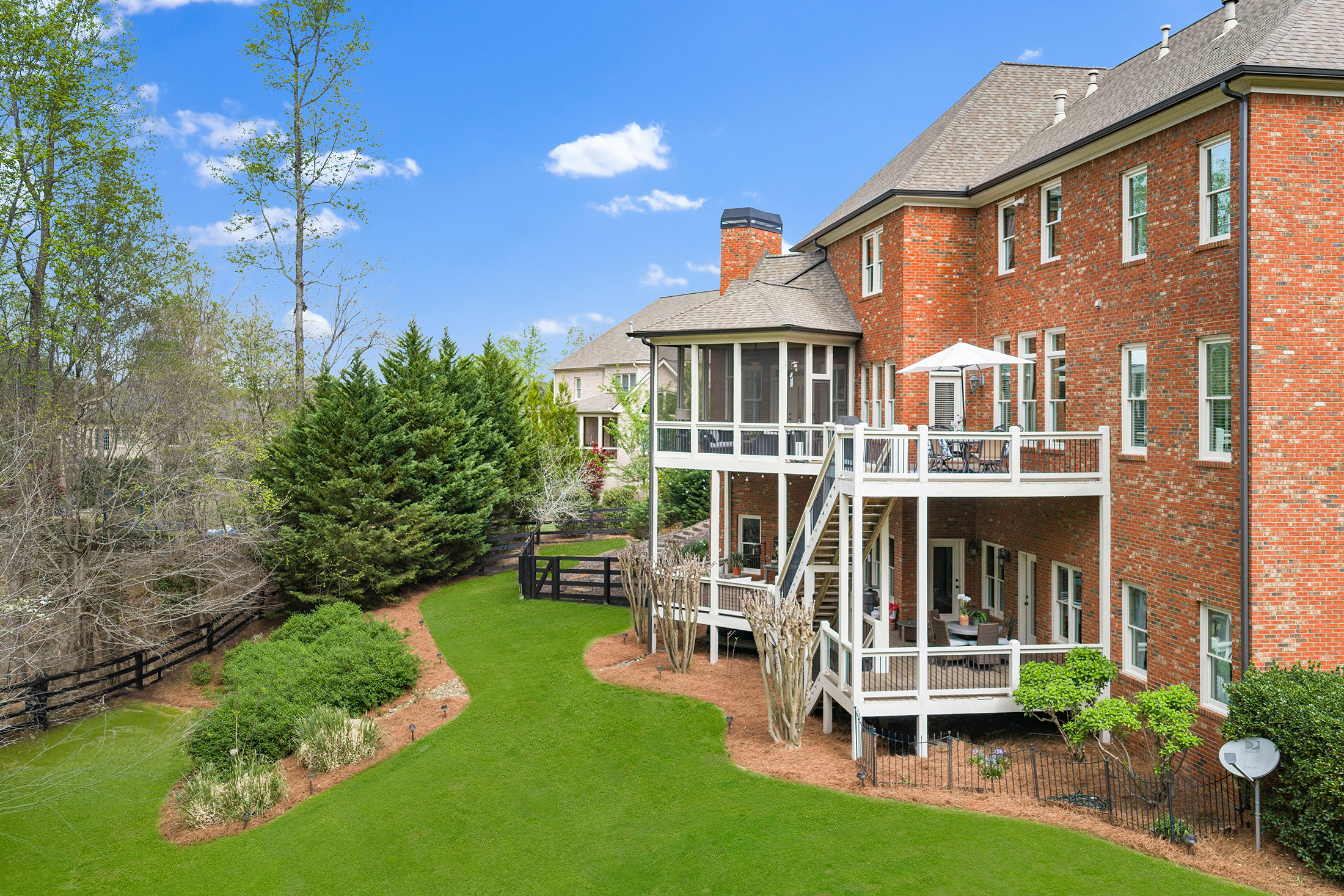  Meticulous Brick Estate Blends Timeless Architecture with Elevated Design - 物件實景