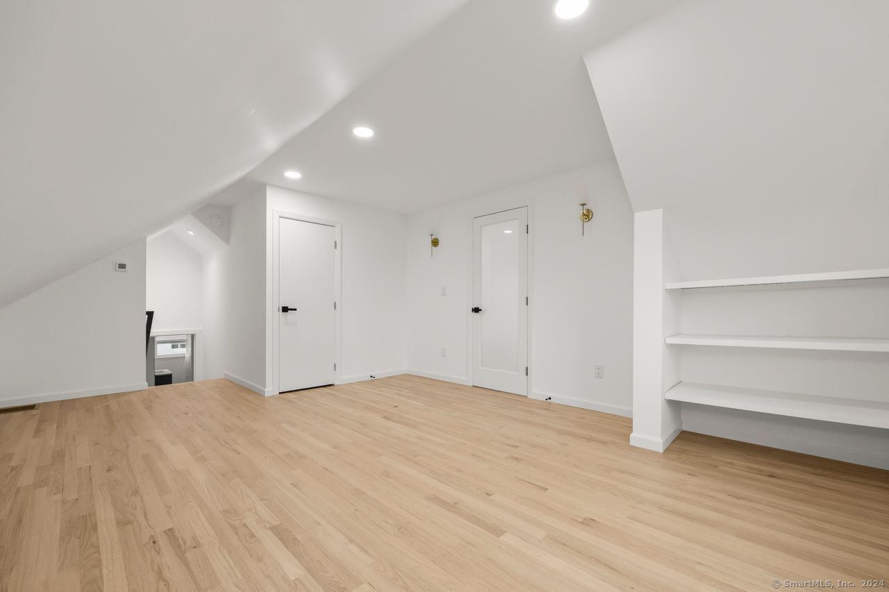 Milford, Connecticut, 06460, United States, 5 Bedrooms Bedrooms, ,3 BathroomsBathrooms,Residential,For Sale,1913239