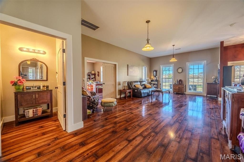 Lebanon, Missouri, 65536, United States, 4 Bedrooms Bedrooms, ,4 BathroomsBathrooms,Residential,For Sale,1976703