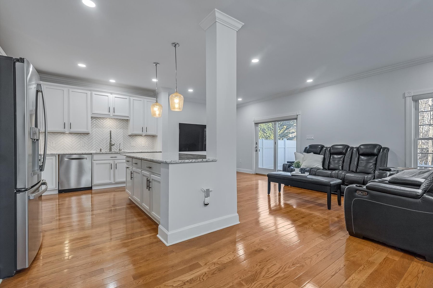  Experience Urban Luxury with this End-Unit Townhome - 物件實景