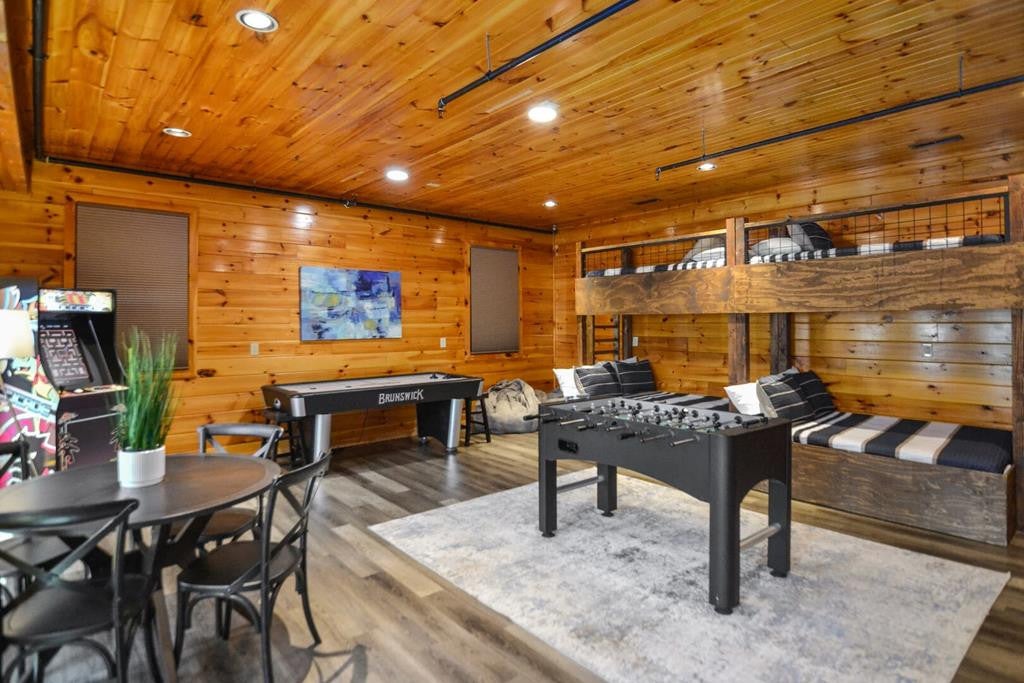 Sevierville, Tennessee, 37862, United States, 3 Bedrooms Bedrooms, ,7 BathroomsBathrooms,Residential,For Sale,1914651