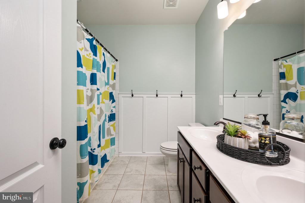 Fredericksburg, Virginia, 22406, United States, 5 Bedrooms Bedrooms, ,4 BathroomsBathrooms,Residential,For Sale,2005971