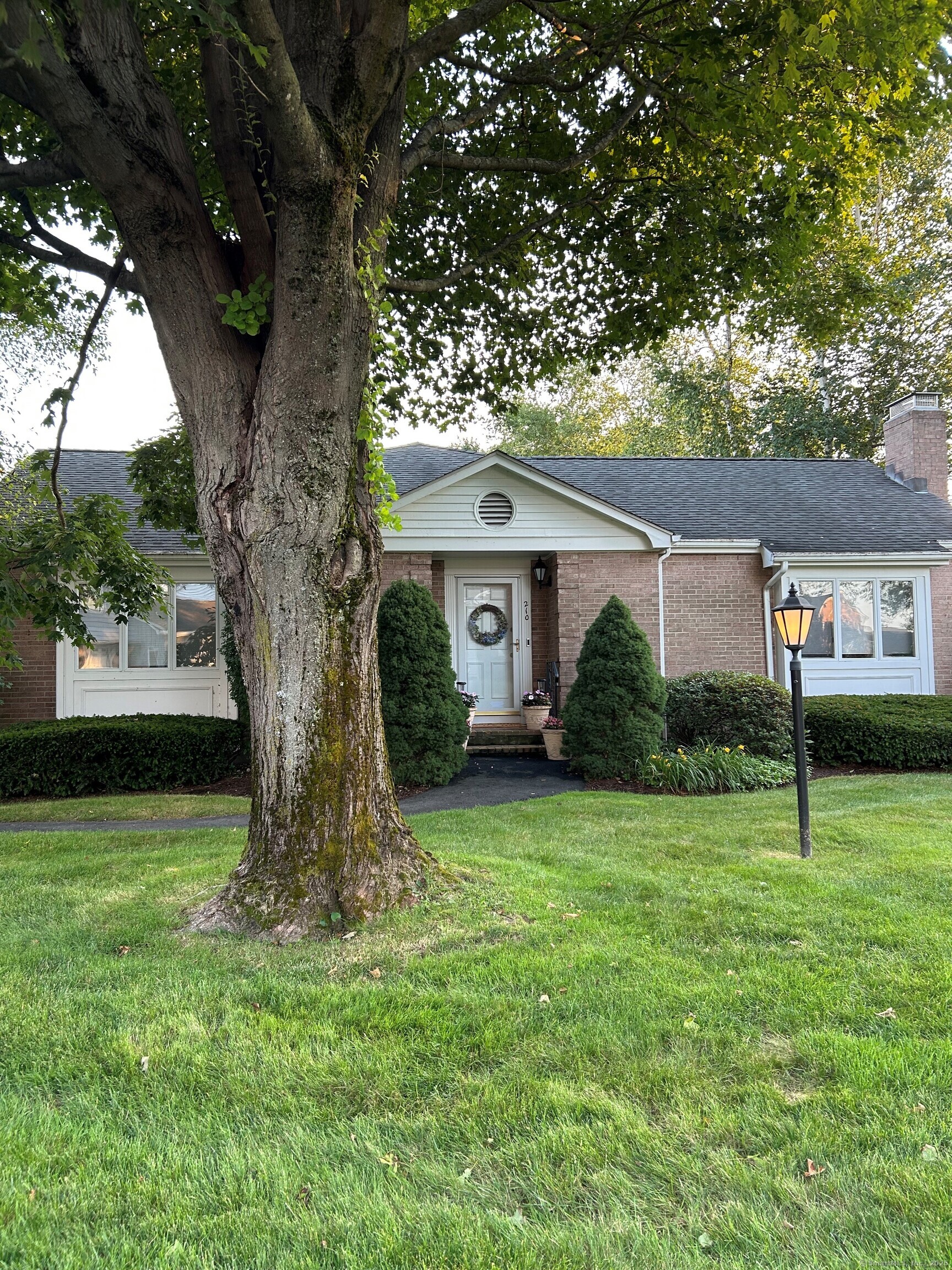 Stratford, Connecticut, 06614, United States, 2 Bedrooms Bedrooms, ,3 BathroomsBathrooms,Residential,For Sale,1885331