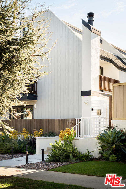 Santa Monica, California, 90403, United States, 2 Bedrooms Bedrooms, ,3 BathroomsBathrooms,Residential,For Sale,1986482