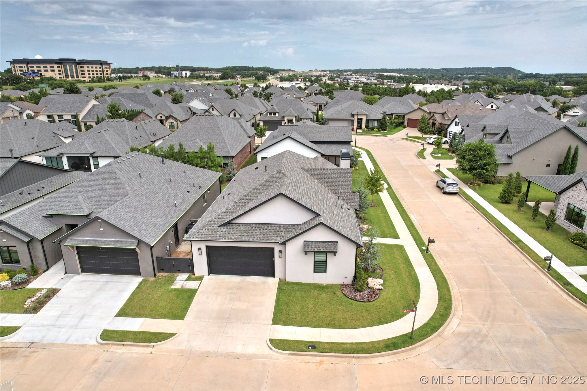 Tulsa, Oklahoma, 74132, United States, 2 Bedrooms Bedrooms, ,2 BathroomsBathrooms,Residential,For Sale,1926160
