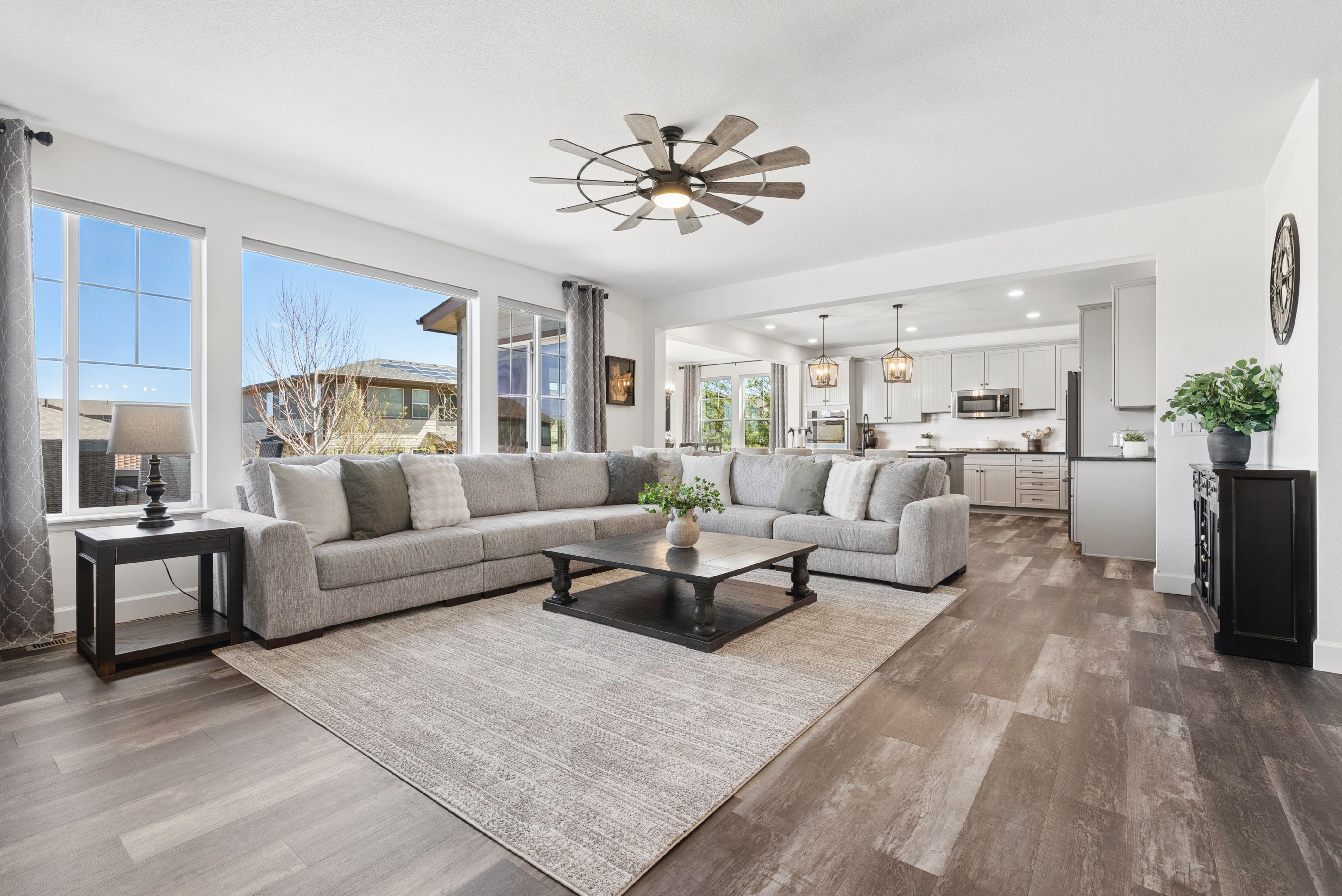  Newer construction, thoughtful design, and beautifully scaled spaces - 物件實景