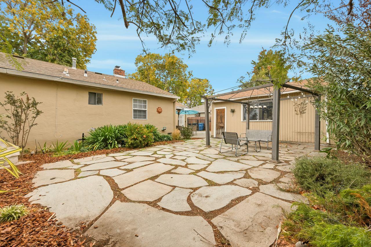 Redwood City, California, 94063, United States, ,Residential,For Sale,1990939