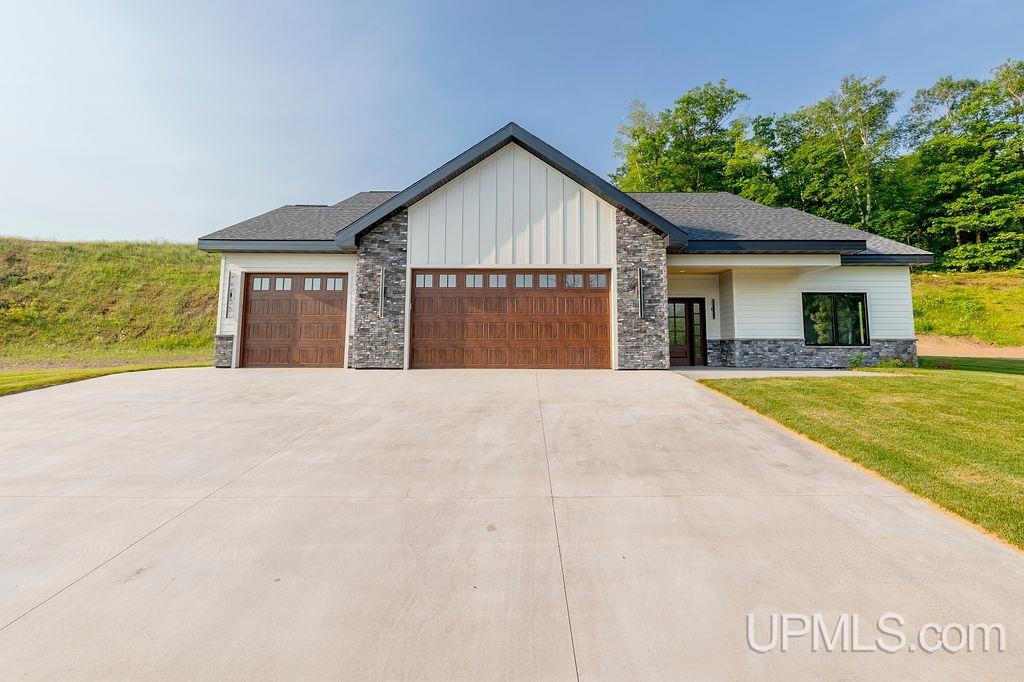 Houghton, Michigan, 49931, United States, 3 Bedrooms Bedrooms, ,3 BathroomsBathrooms,Residential,For Sale,1826025