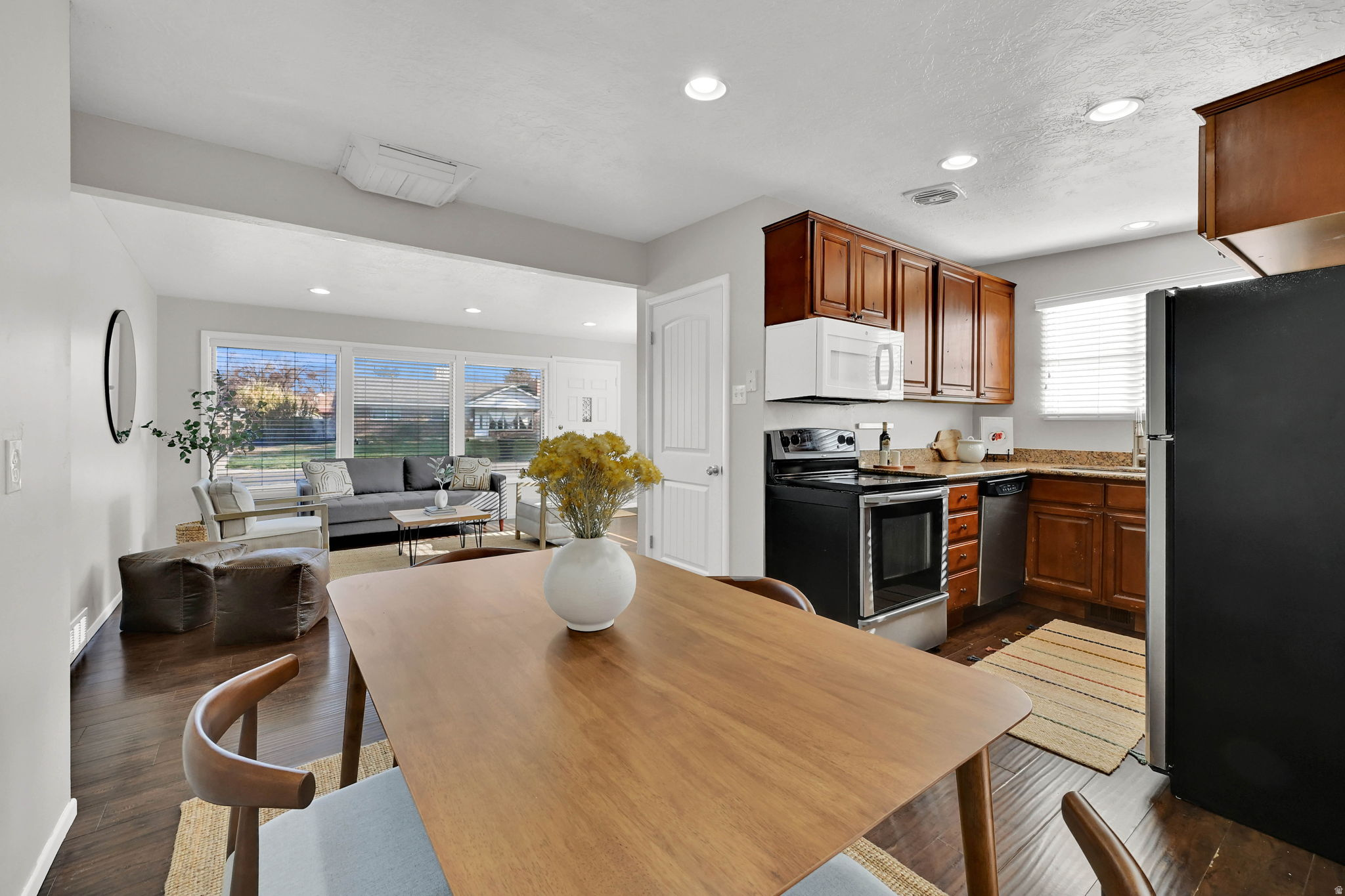 Murray, Utah, 84107, United States, 3 Bedrooms Bedrooms, ,2 BathroomsBathrooms,Residential,For Sale,1999018