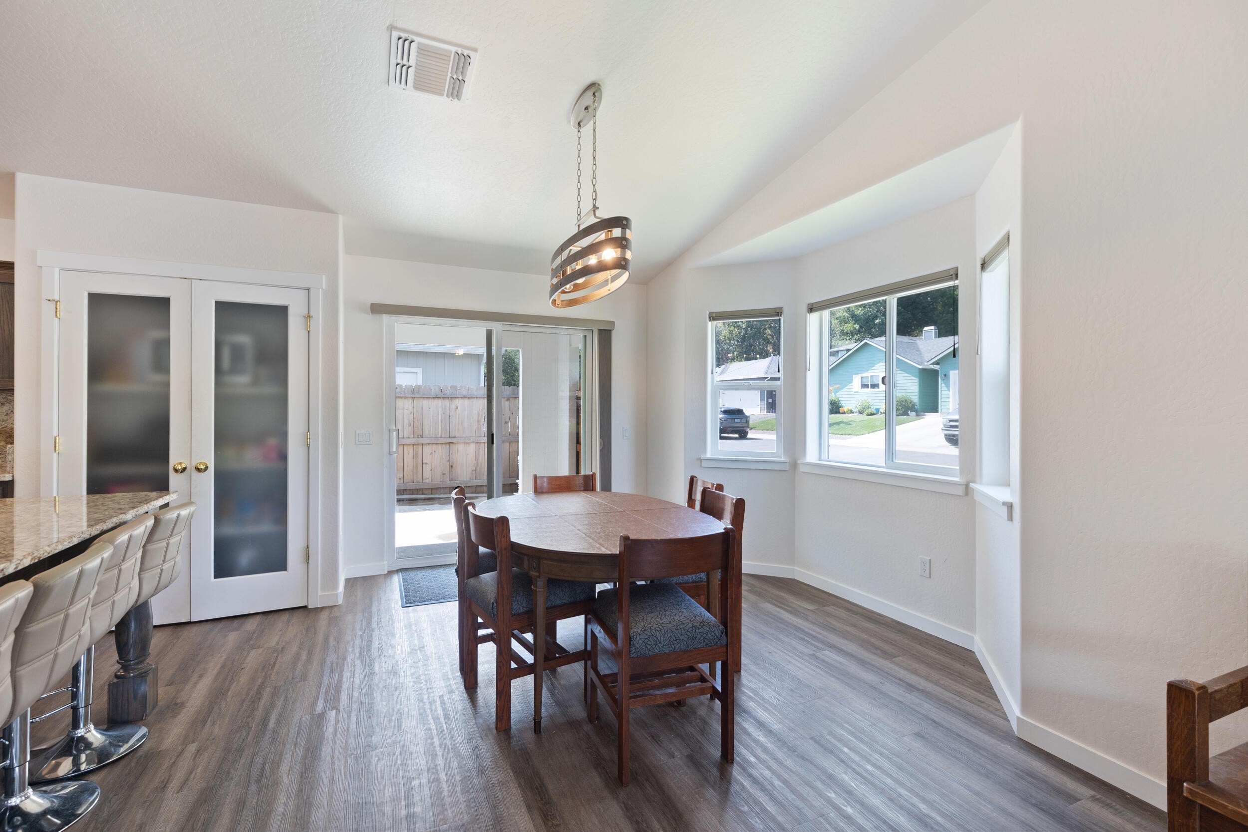 Grants Pass, Oregon, 97526, United States, 5 Bedrooms Bedrooms, ,4 BathroomsBathrooms,Residential,For Sale,1980751