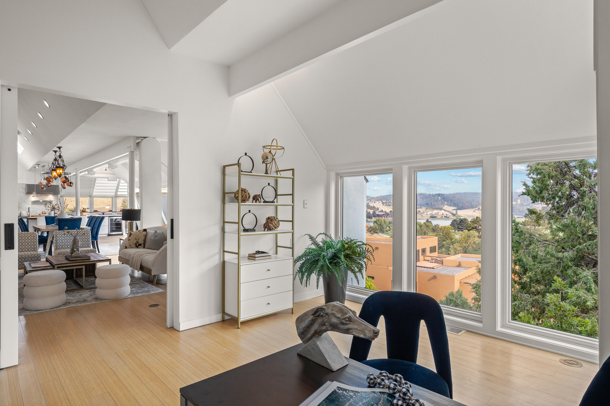  Set against the red rocks of Perry Park with a bold white stucco exterior - 物件實景