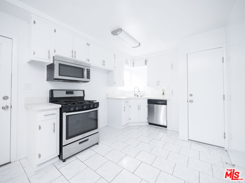 Los Angeles, California, 90066, United States, 4 Bedrooms Bedrooms, ,Residential,For Sale,1705124