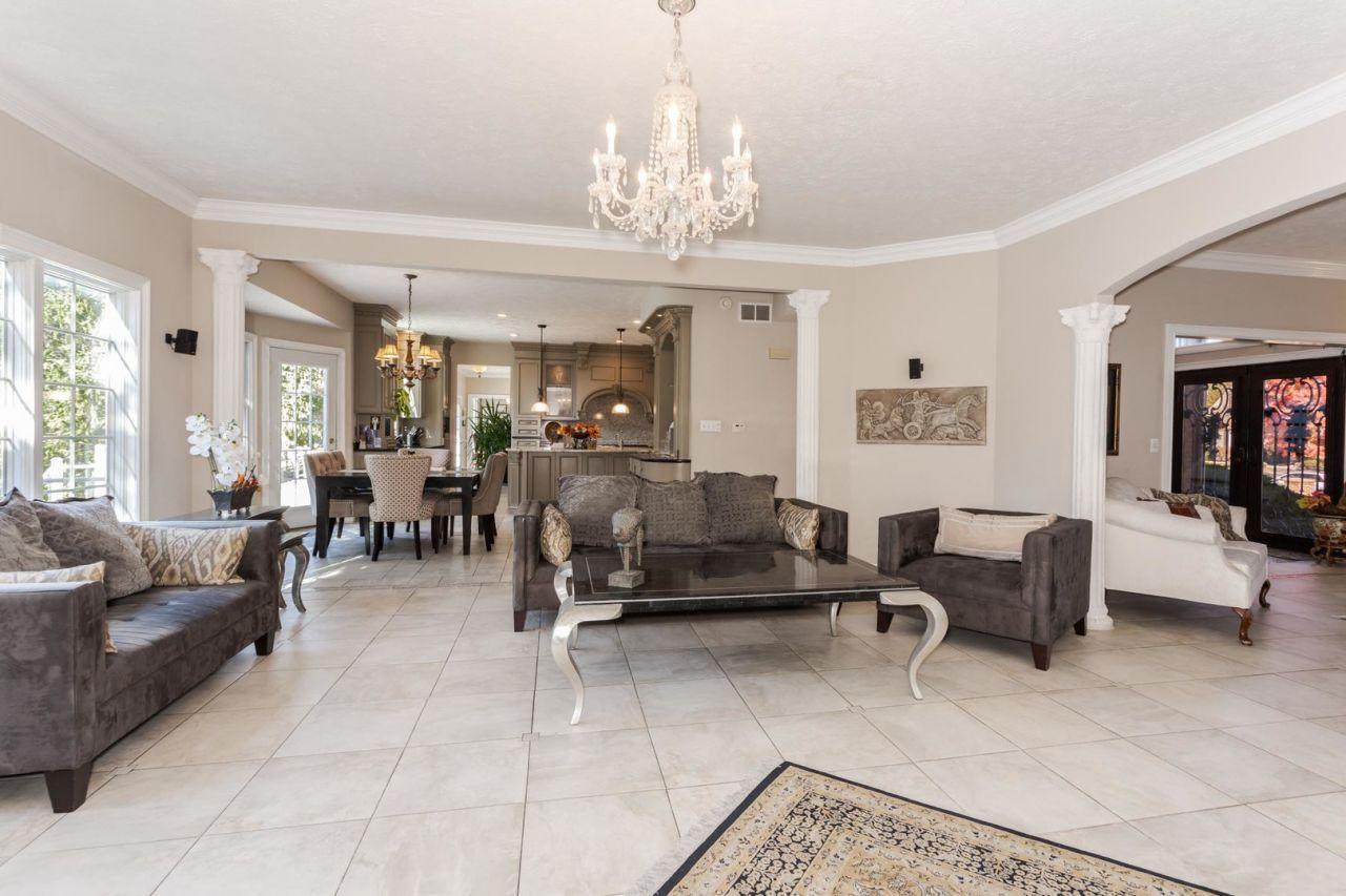 Bloomington, Illinois, 61704, United States, 6 Bedrooms Bedrooms, ,5 BathroomsBathrooms,Residential,For Sale,1793888