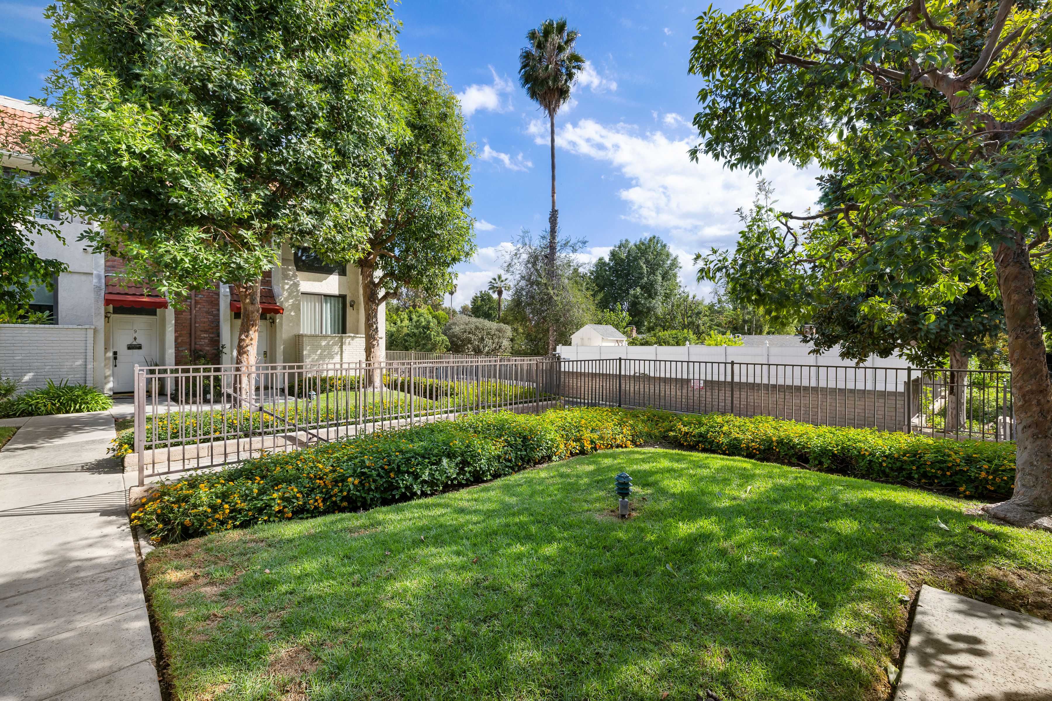  6540 Hayvenhurst Avenue #3 - 物件實景