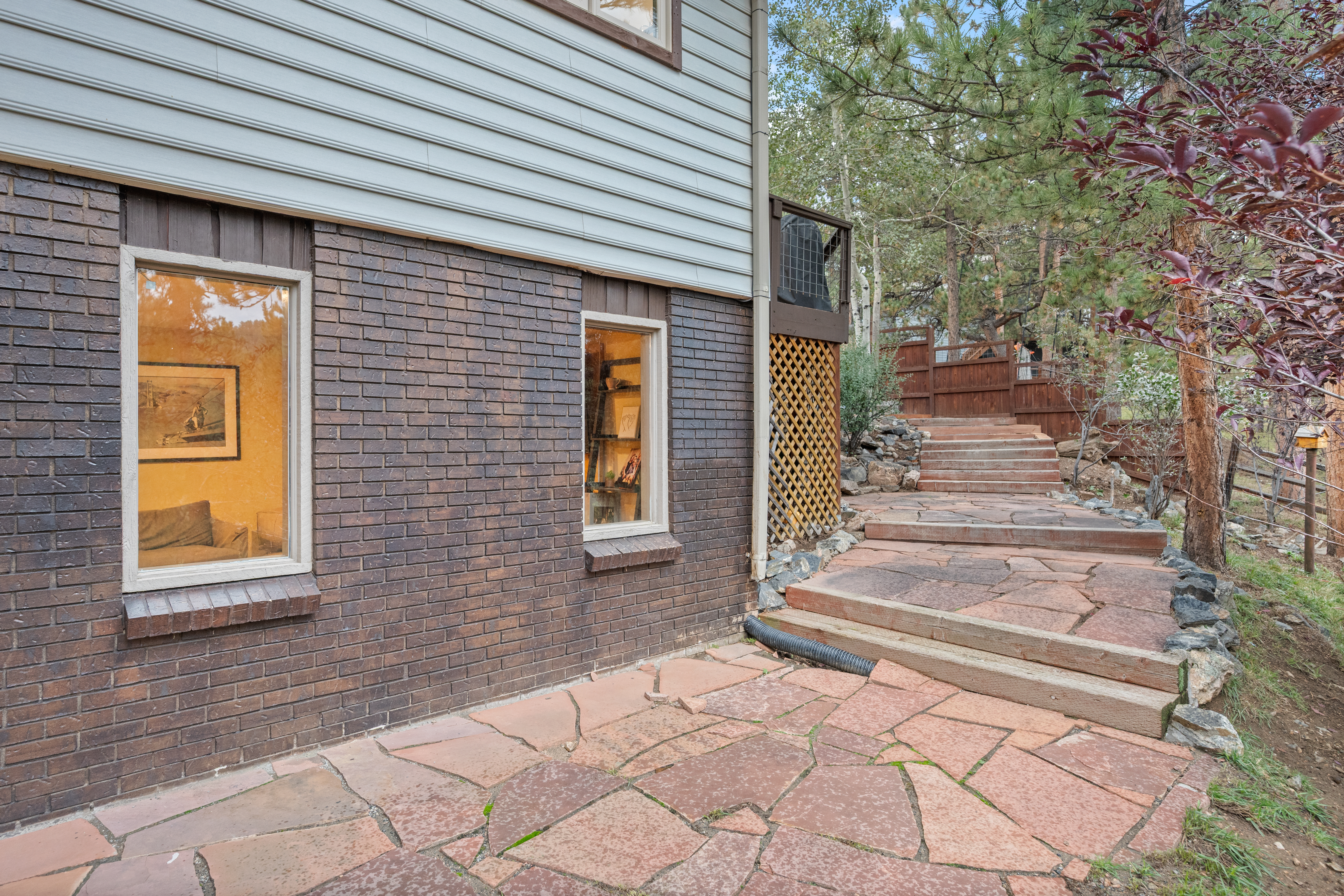  Meticulously Renovated Home in Hiwan with Sophisticated Take on Mountain Living - 物件實景