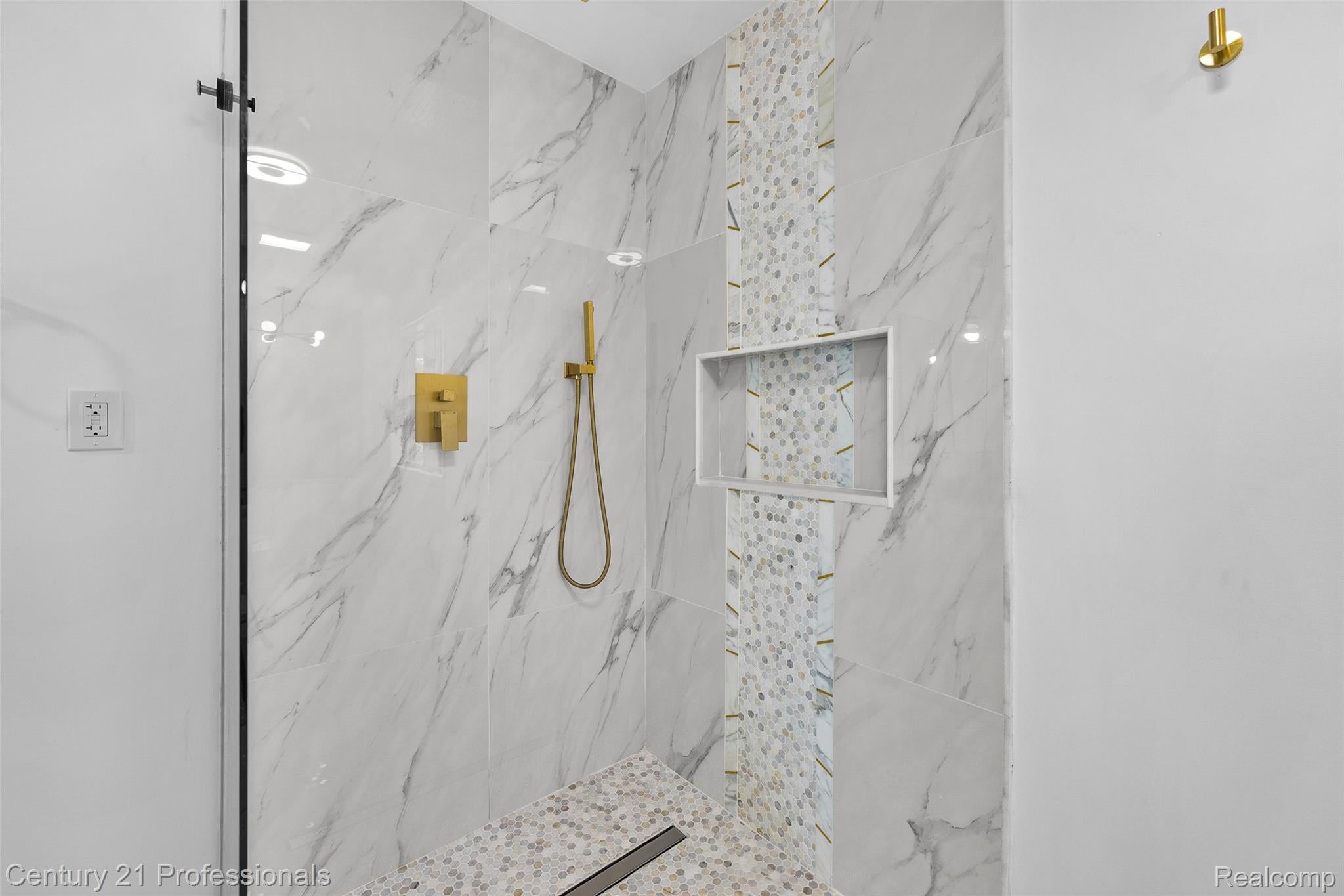 Davisburg, Michigan, 48350, United States, 5 Bedrooms Bedrooms, ,4 BathroomsBathrooms,Residential,For Sale,1982233