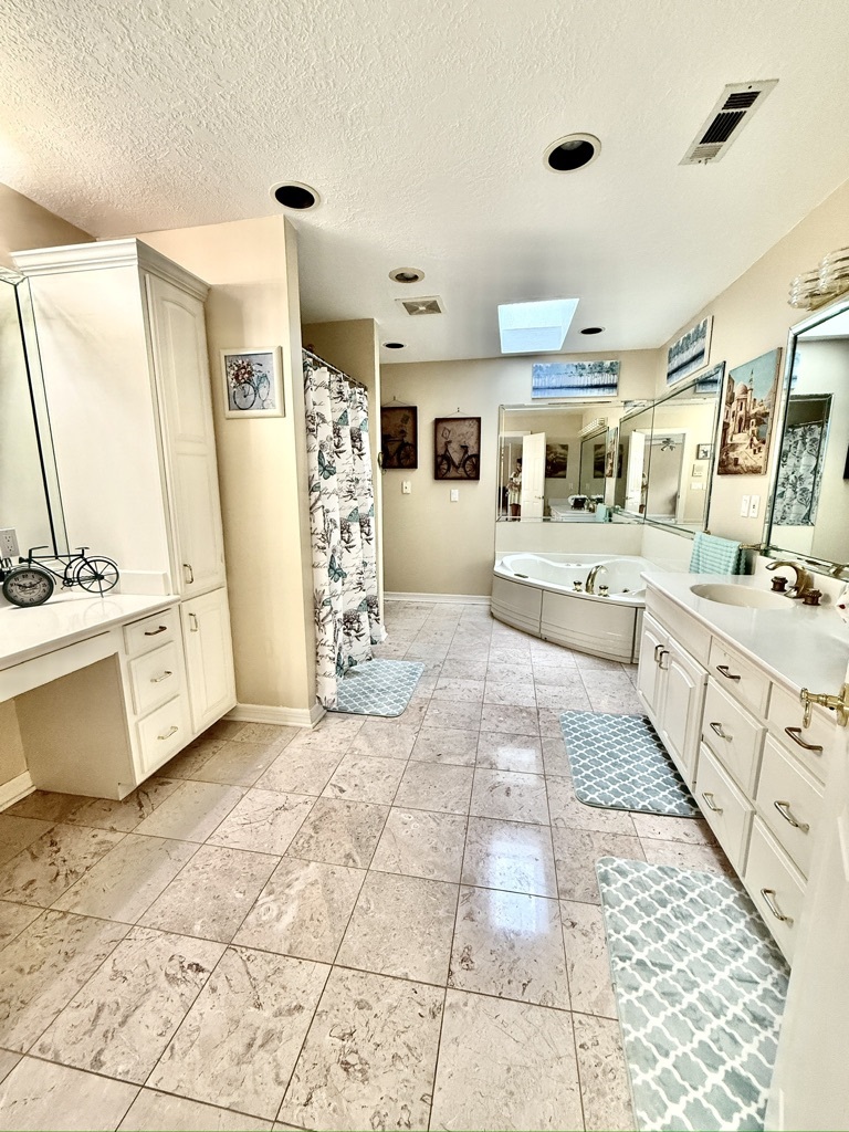 Union City, Tennessee, 38261, United States, 5 Bedrooms Bedrooms, ,6 BathroomsBathrooms,Residential,For Sale,1974158