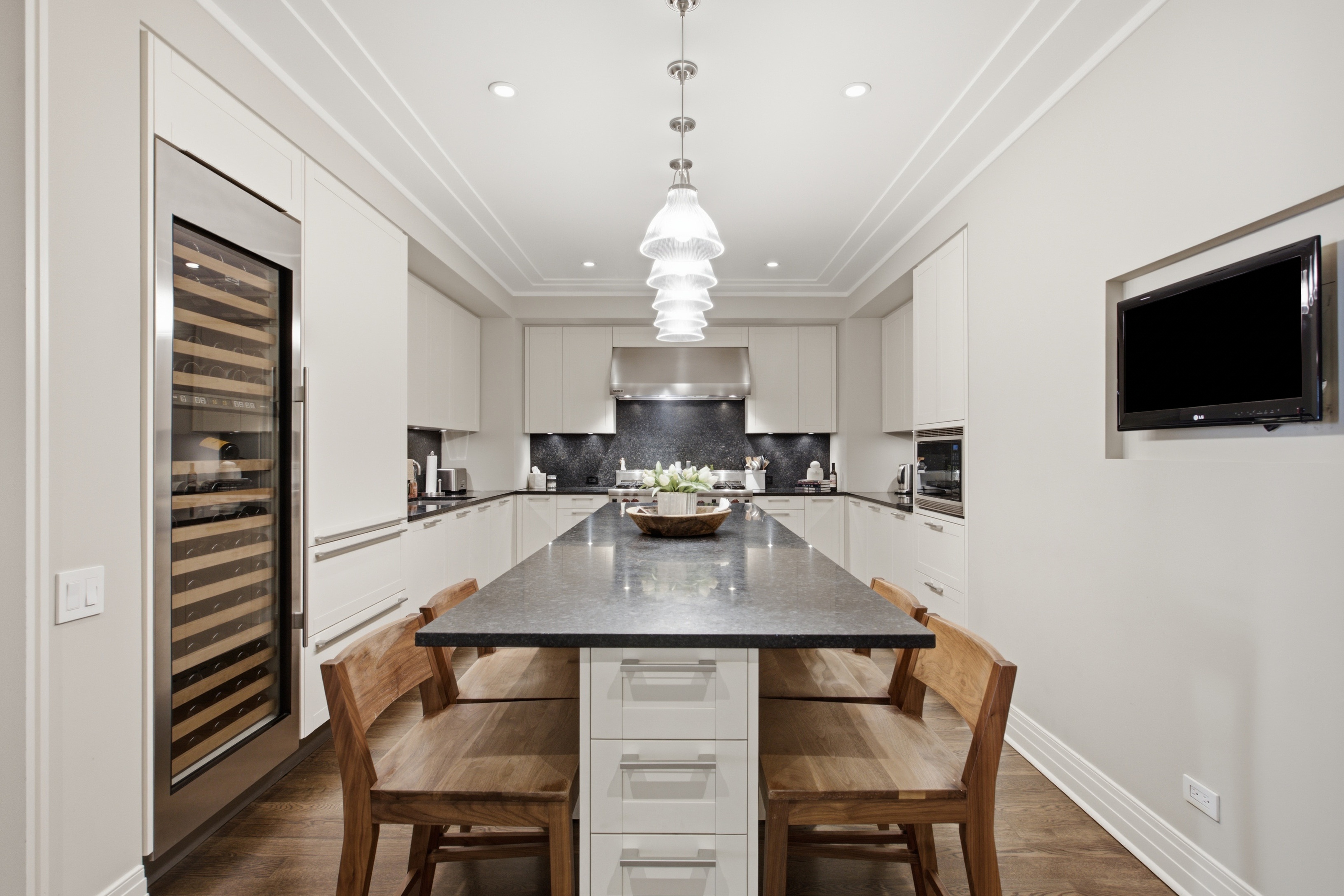  Outstanding, Three-bedroom Three and a Half Baths - 物件實景