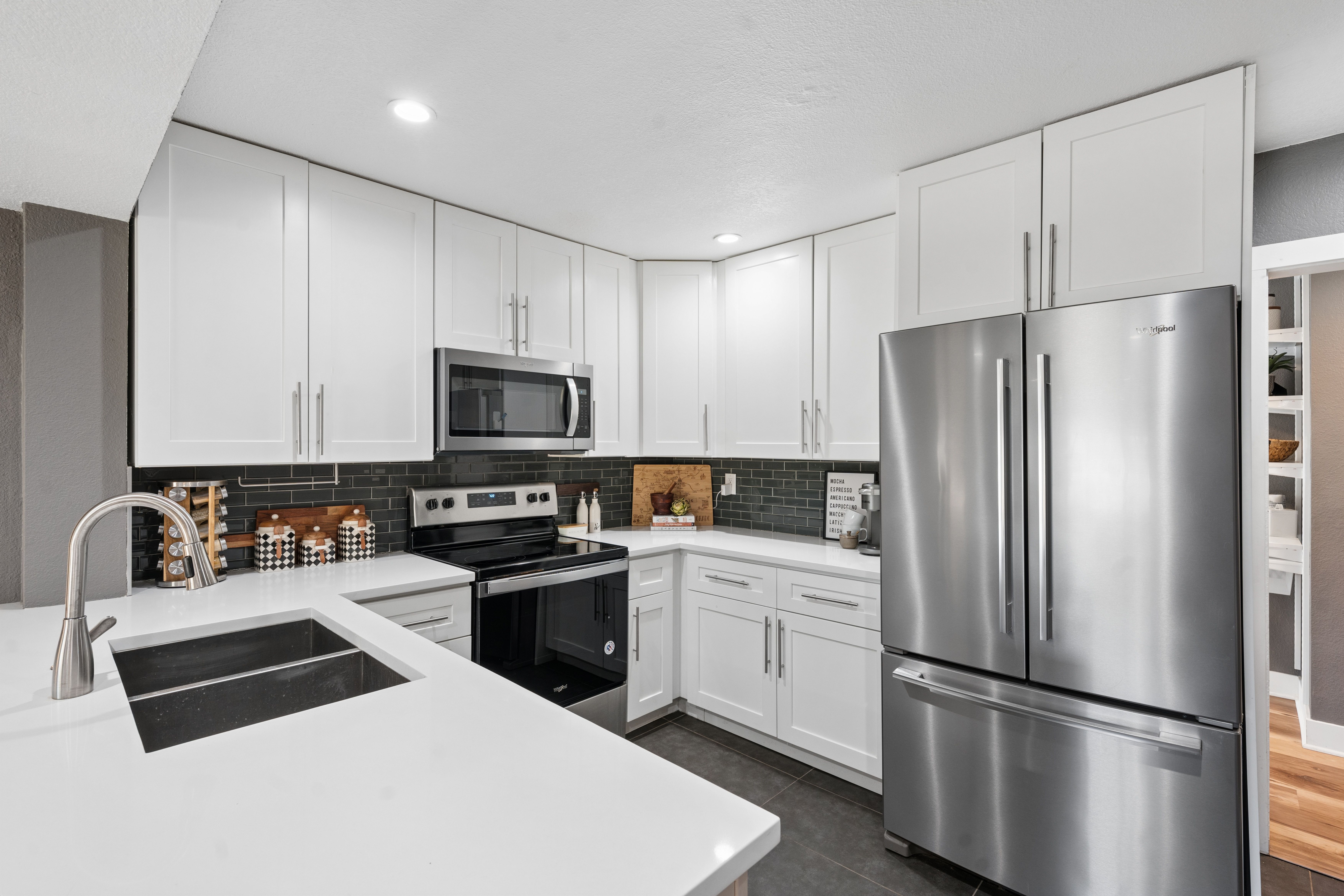  Stylish And Remarkably Versatile Remodeled Mid-Mod Residence - 物件實景