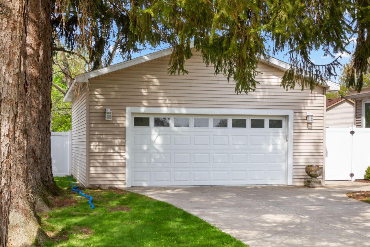 Lake Geneva, Wisconsin, 53147, United States, 4 Bedrooms Bedrooms, ,2 BathroomsBathrooms,Residential,For Sale,1849872