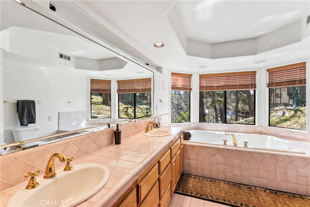 Lake Arrowhead, California, 92352, United States, 3 Bedrooms Bedrooms, ,3 BathroomsBathrooms,Residential,For Sale,1951149