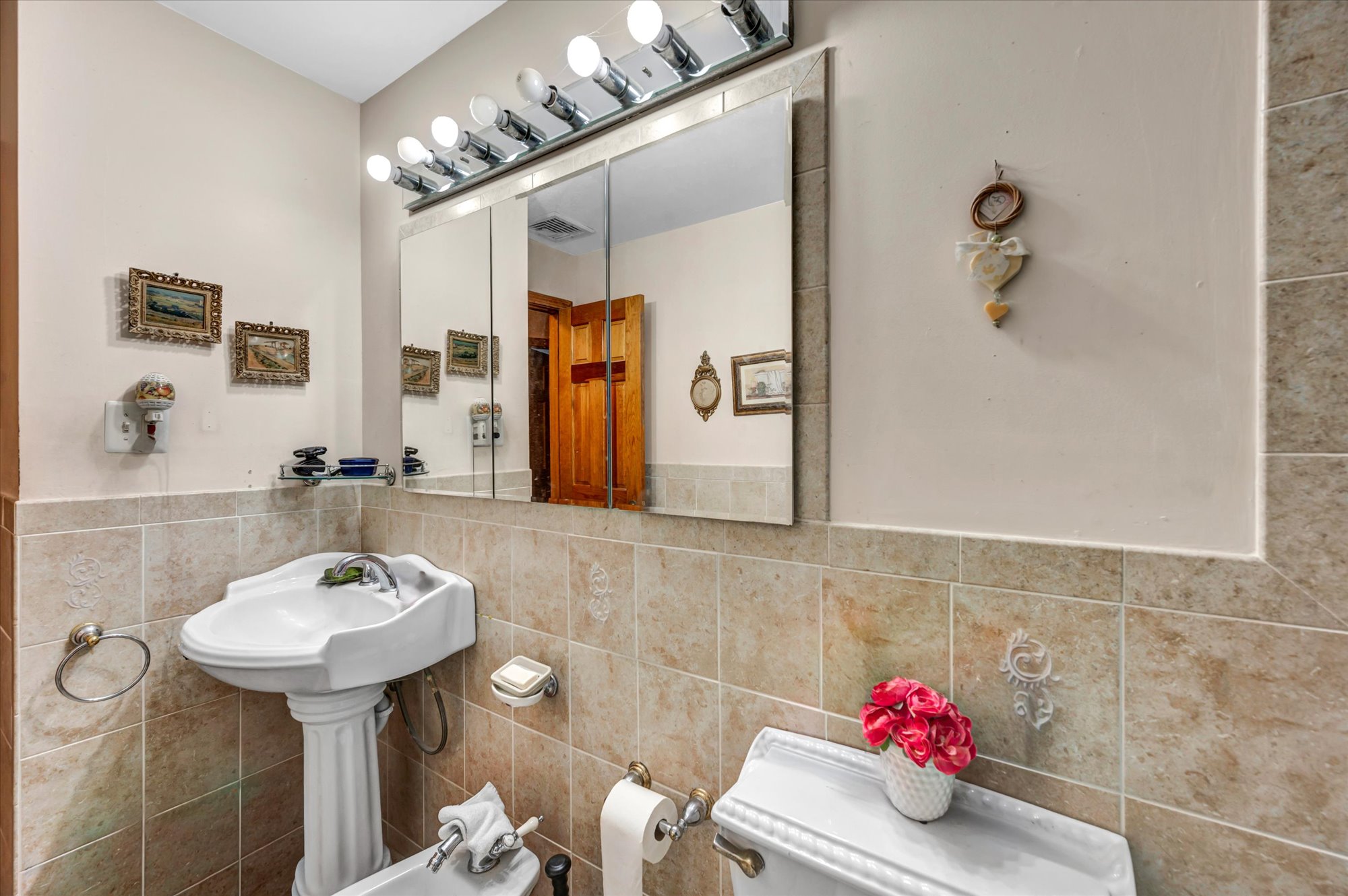 Trumbull, Connecticut, 06611, United States, 3 Bedrooms Bedrooms, ,2 BathroomsBathrooms,Residential,For Sale,1999196