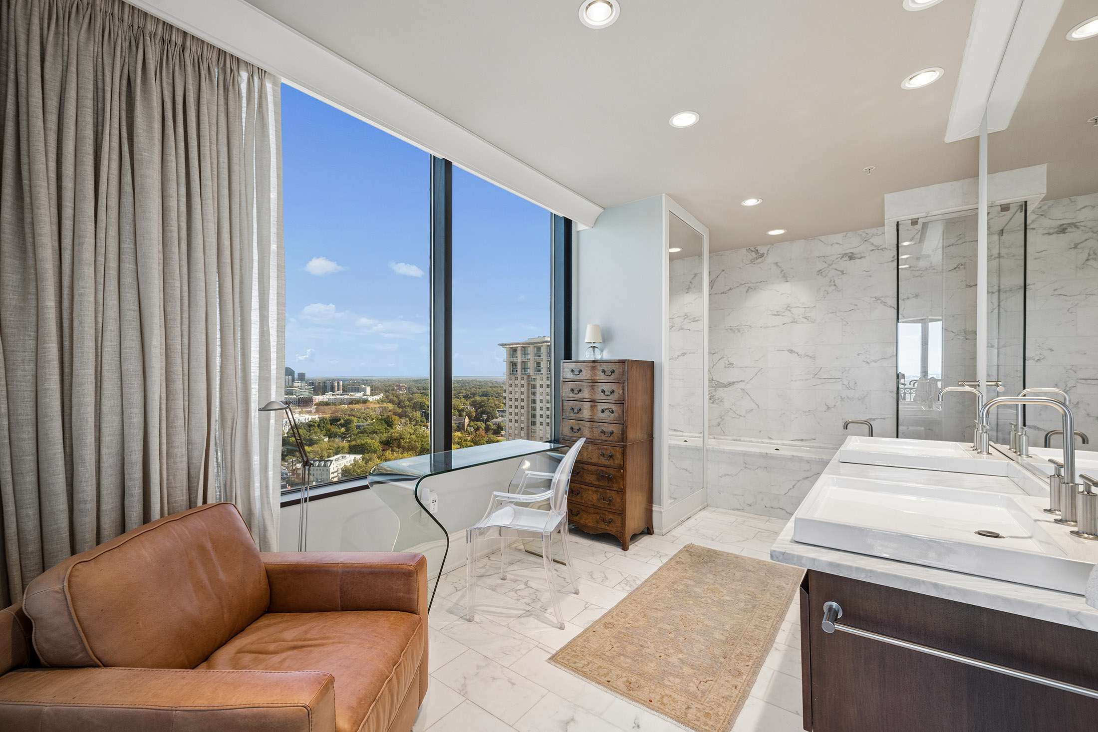  Exceptional Space, Skyline Views, and an Unbeatable Buckhead Location - 物件實景