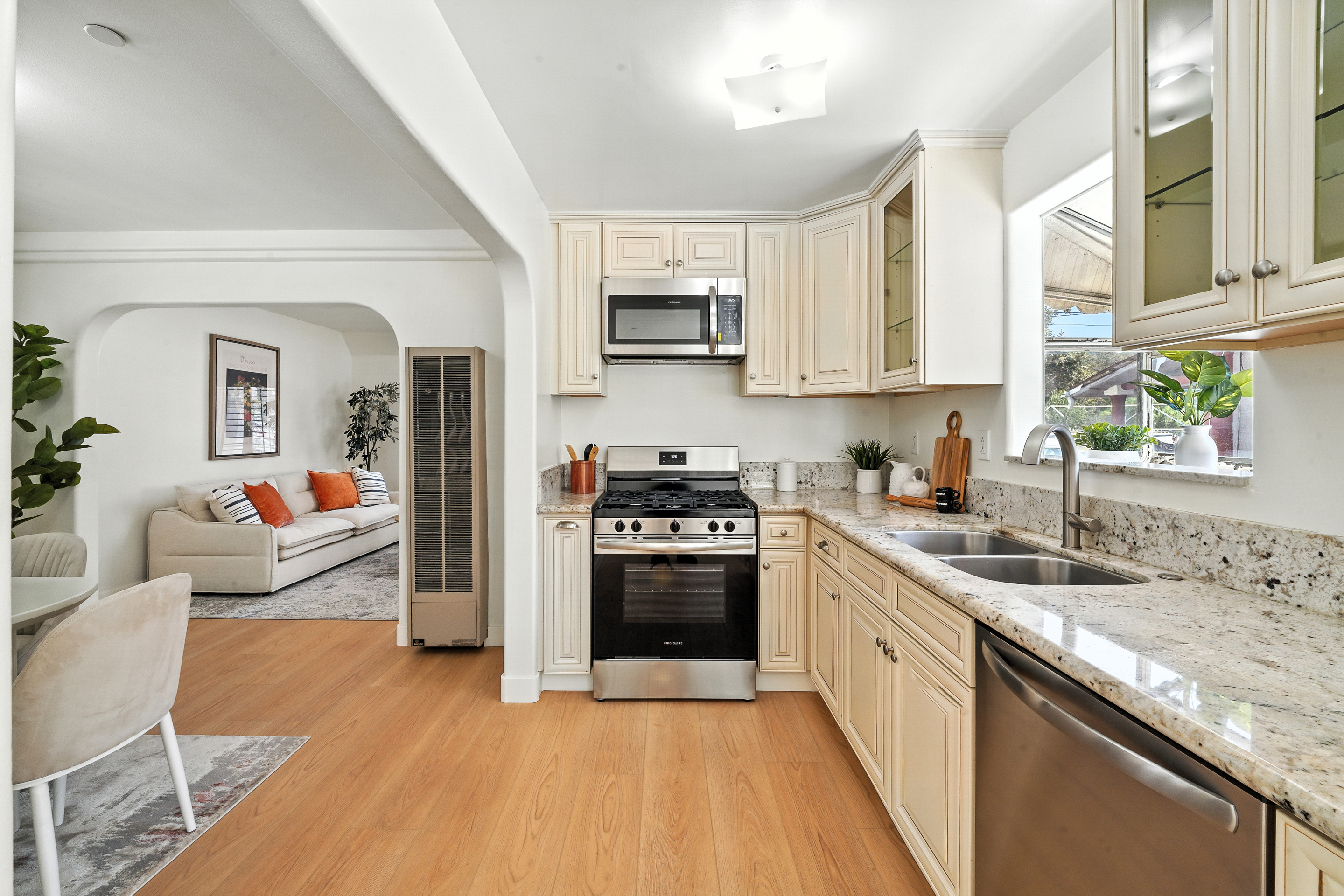 Los Angeles, California, 90042, United States, 3 Bedrooms Bedrooms, ,3 BathroomsBathrooms,Residential,For Sale,1909729