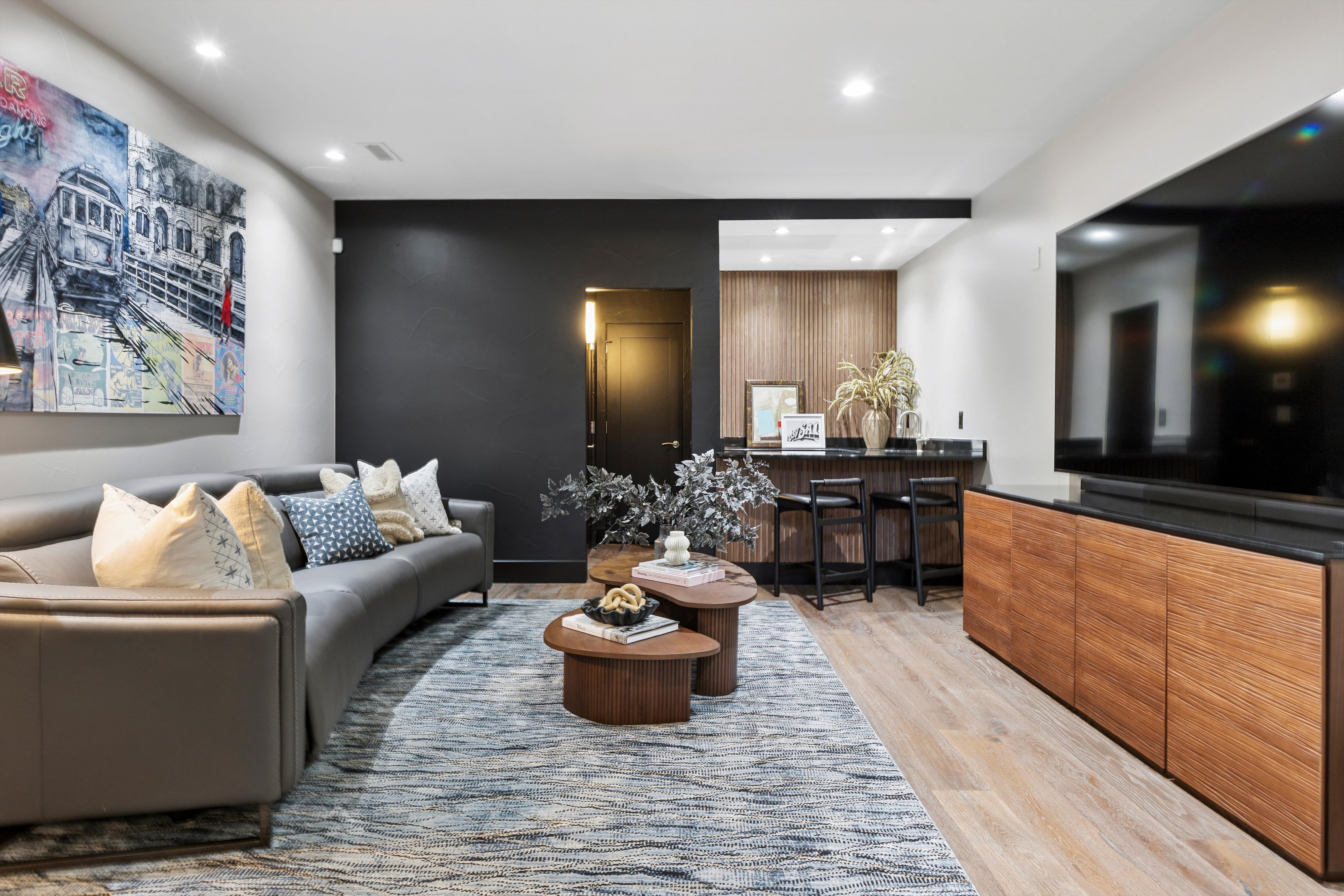  Contemporary residence combines sophisticated design with functional floor plan - 物件實景
