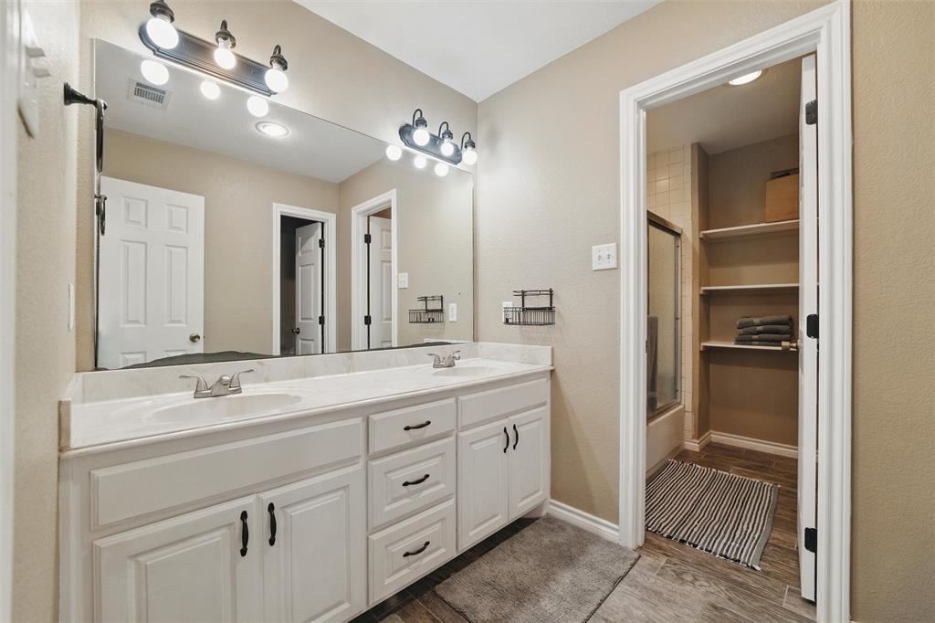 Weatherford, Texas, 76088, United States, 5 Bedrooms Bedrooms, ,4 BathroomsBathrooms,Residential,For Sale,1920303