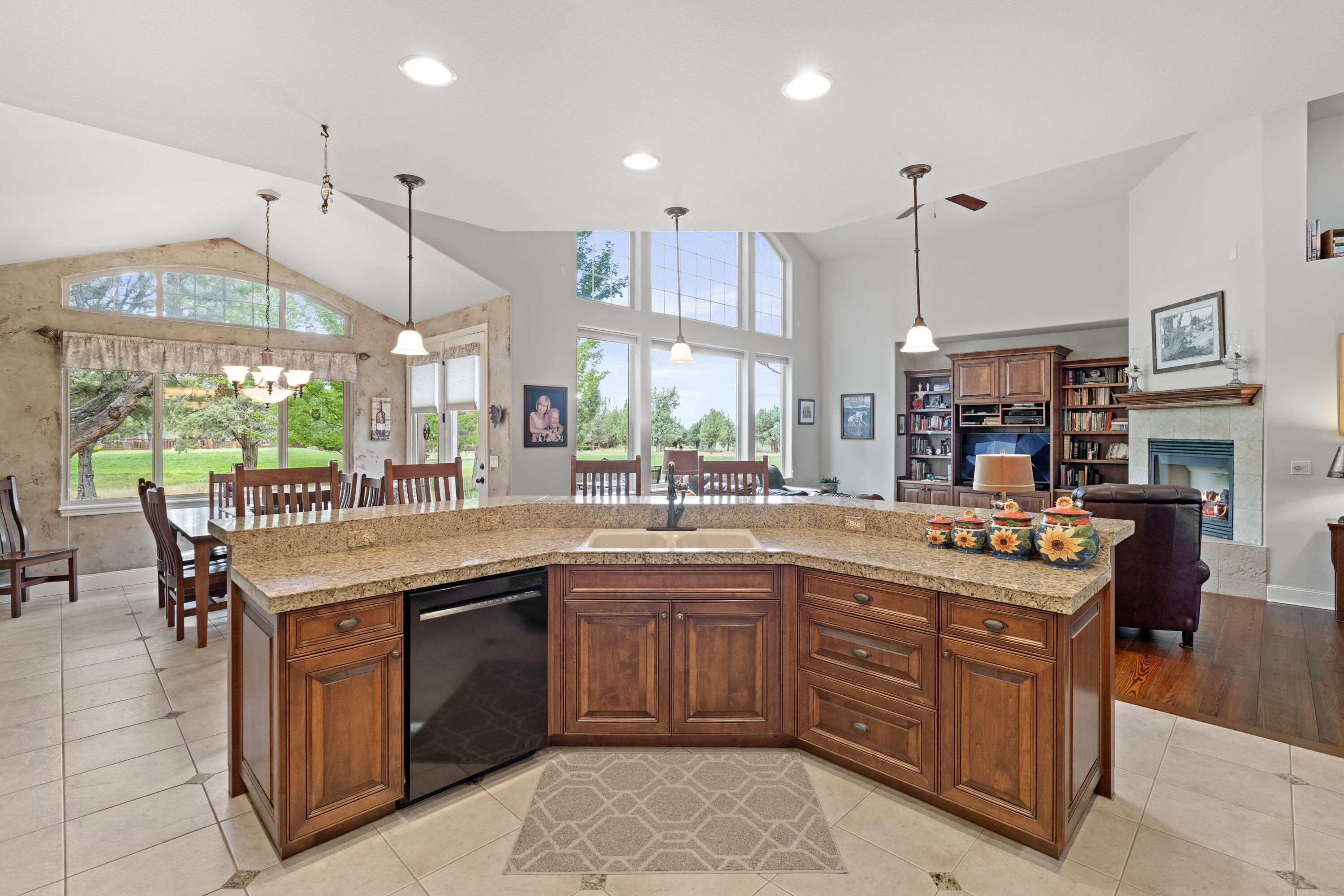 Redmond, Oregon, 97756, United States, 3 Bedrooms Bedrooms, ,3 BathroomsBathrooms,Residential,For Sale,1919613