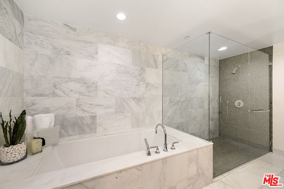 Santa Monica, California, 90401, United States, 2 Bedrooms Bedrooms, ,2 BathroomsBathrooms,Residential,For Sale,2001911