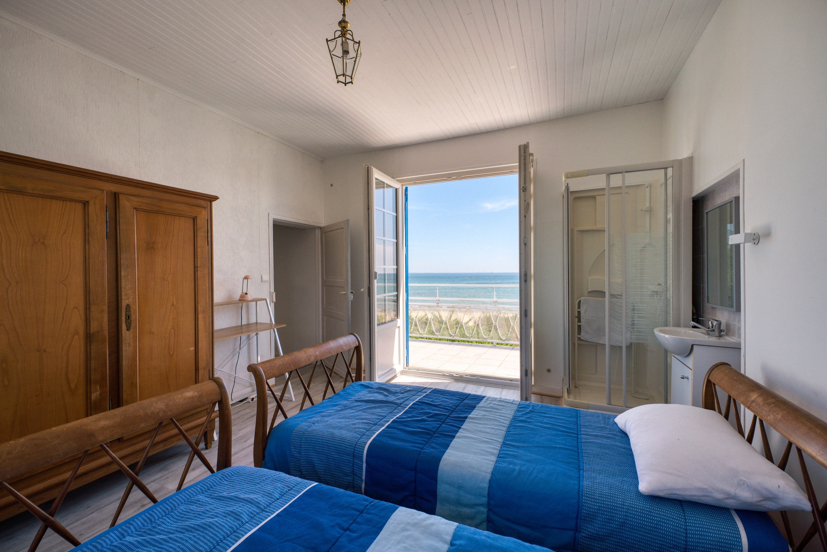  Charming House  Facing the Sea and Marina of Saint Denis d