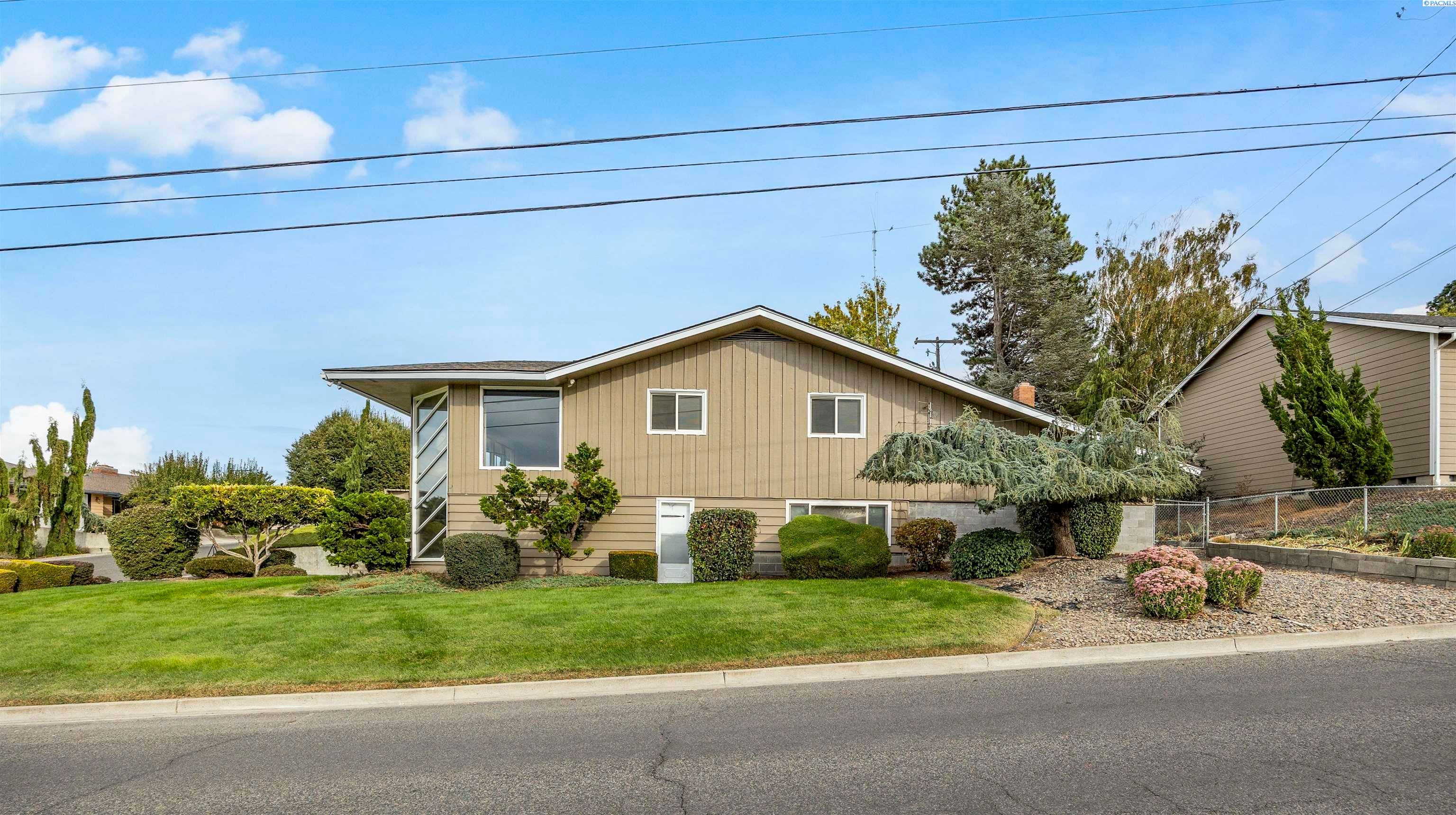 Sunnyside, Washington, 98944, United States, 3 Bedrooms Bedrooms, ,3 BathroomsBathrooms,Residential,For Sale,1973800
