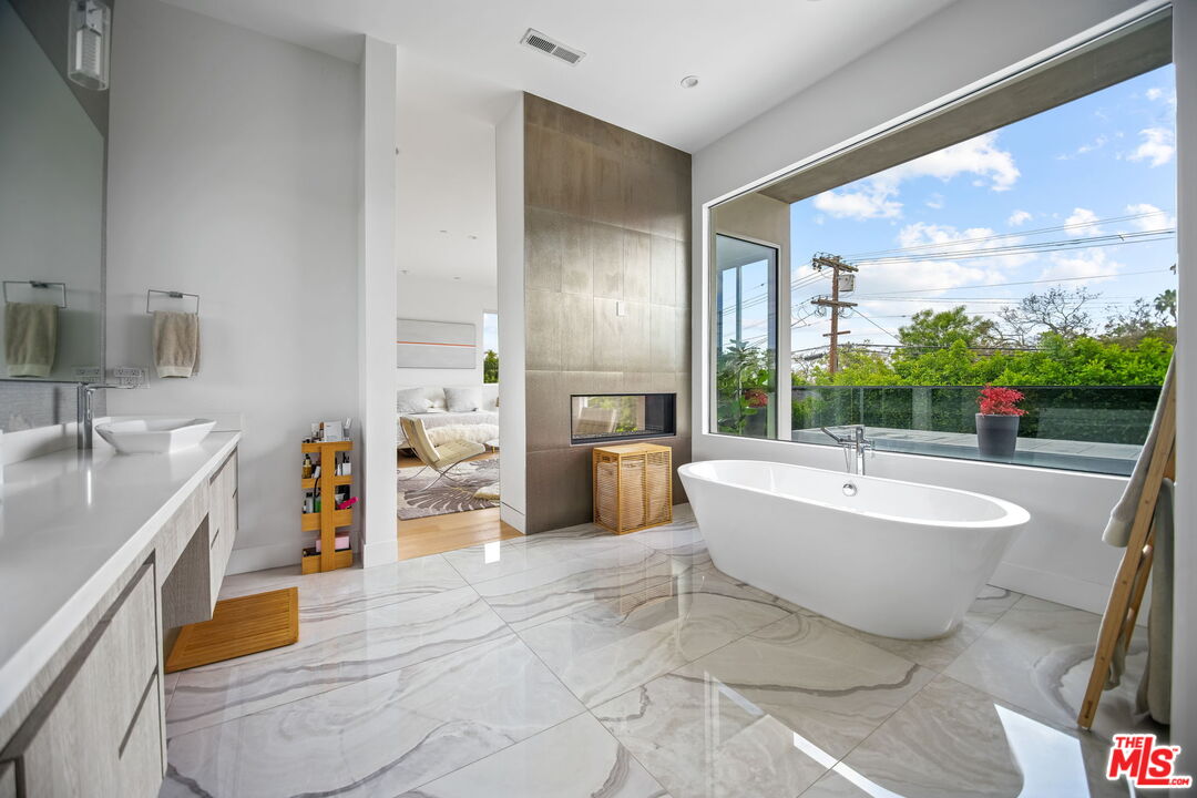 Los Angeles, California, 90046, United States, 5 Bedrooms Bedrooms, ,2 BathroomsBathrooms,Residential,For Sale,1829471