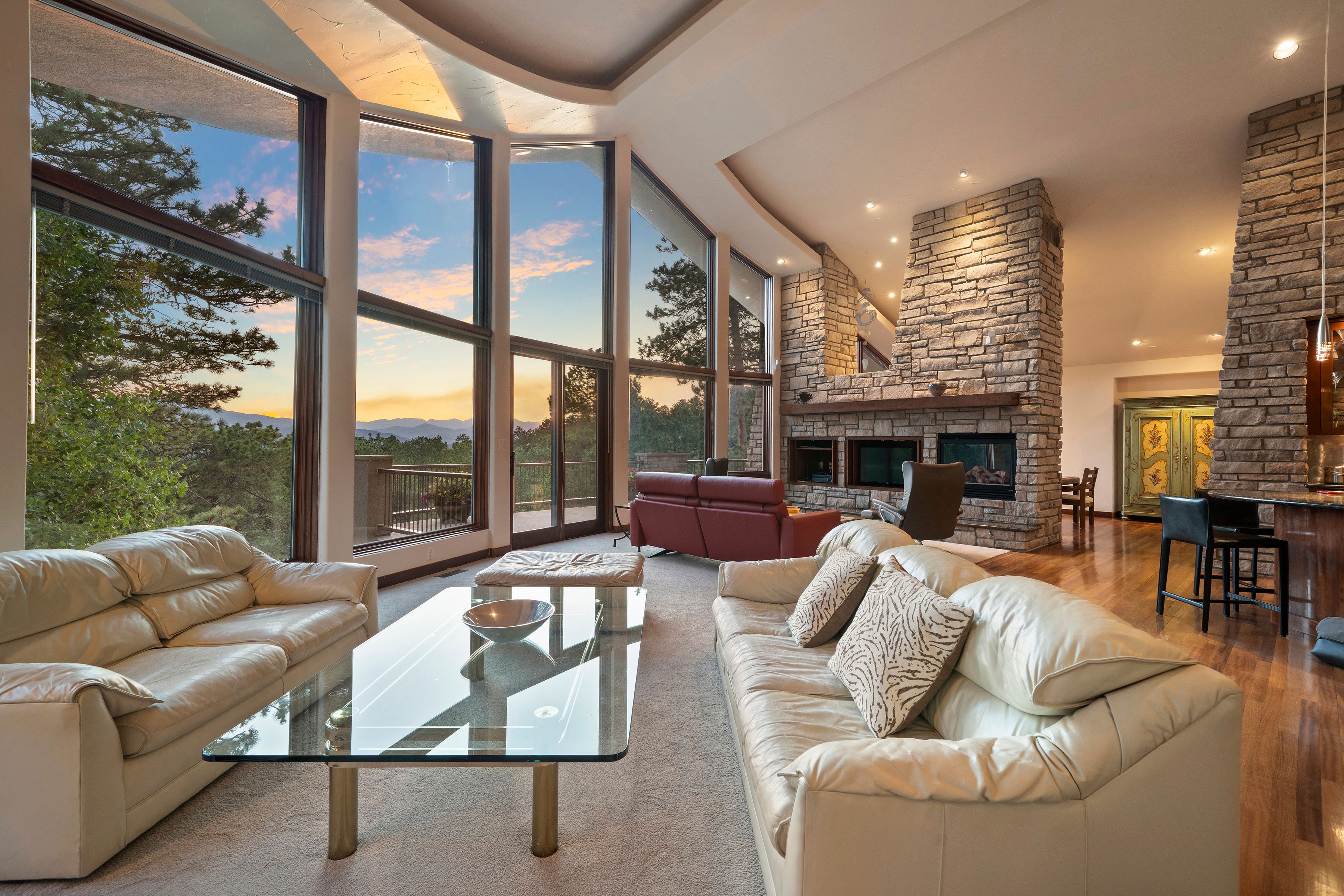  Custom Built on Over Five Acres - 物件實景