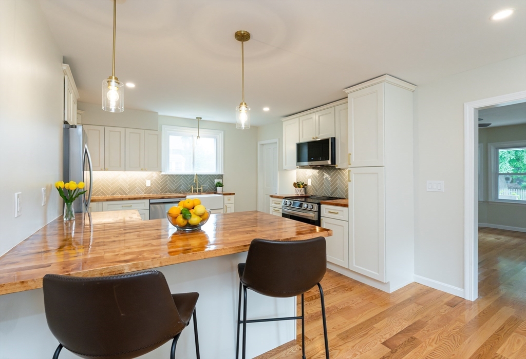 Hamilton, Massachusetts, 01982, United States, 3 Bedrooms Bedrooms, ,2 BathroomsBathrooms,Residential,For Sale,1934634
