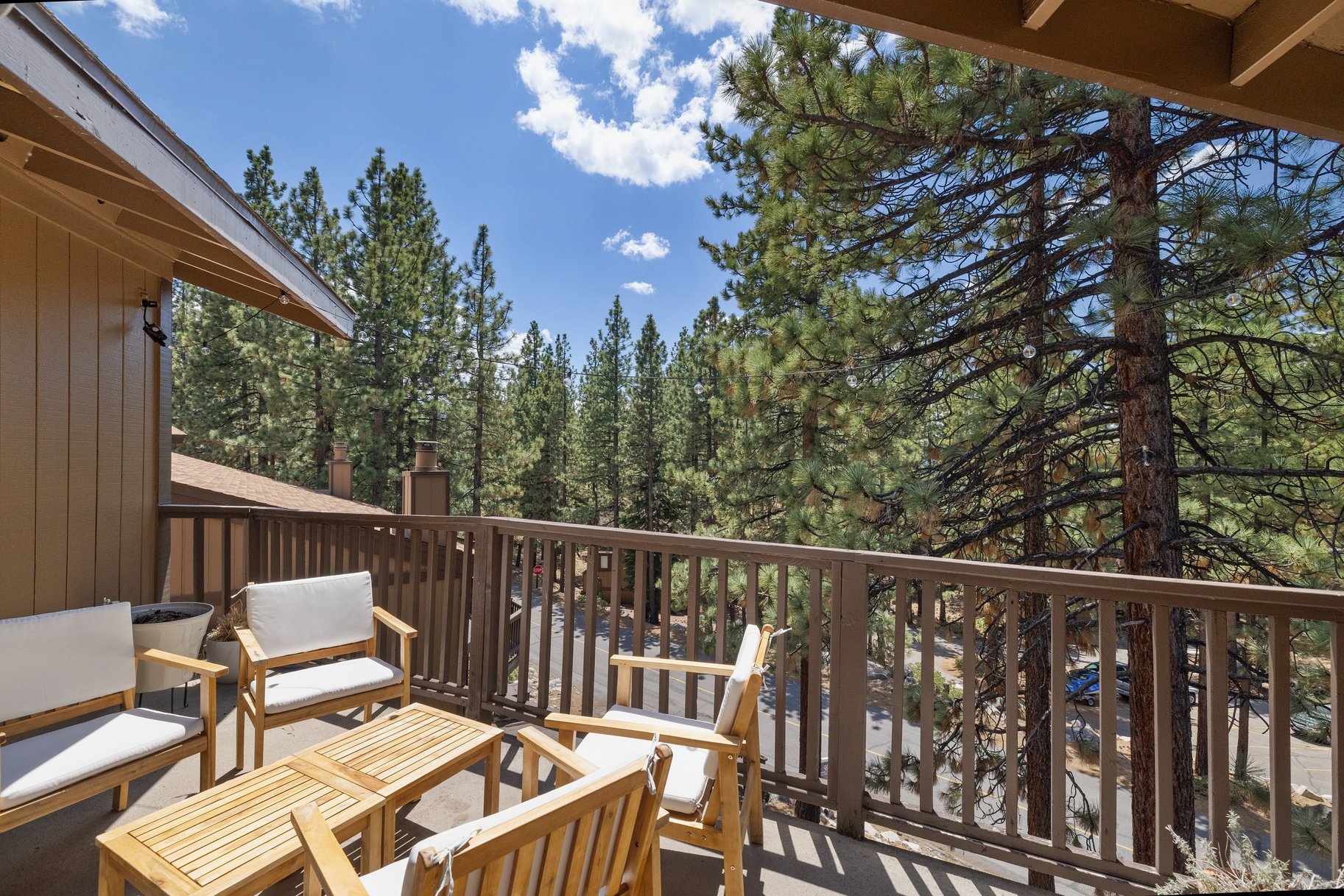  Expansive Nevada-Side Tahoe Retreat in Coveted Lake Village Setting - 物件實景