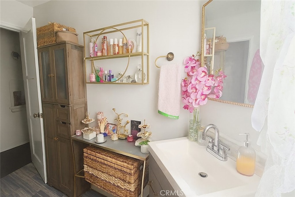 Los Angeles, California, 90019, United States, ,Residential,For Sale,1905705