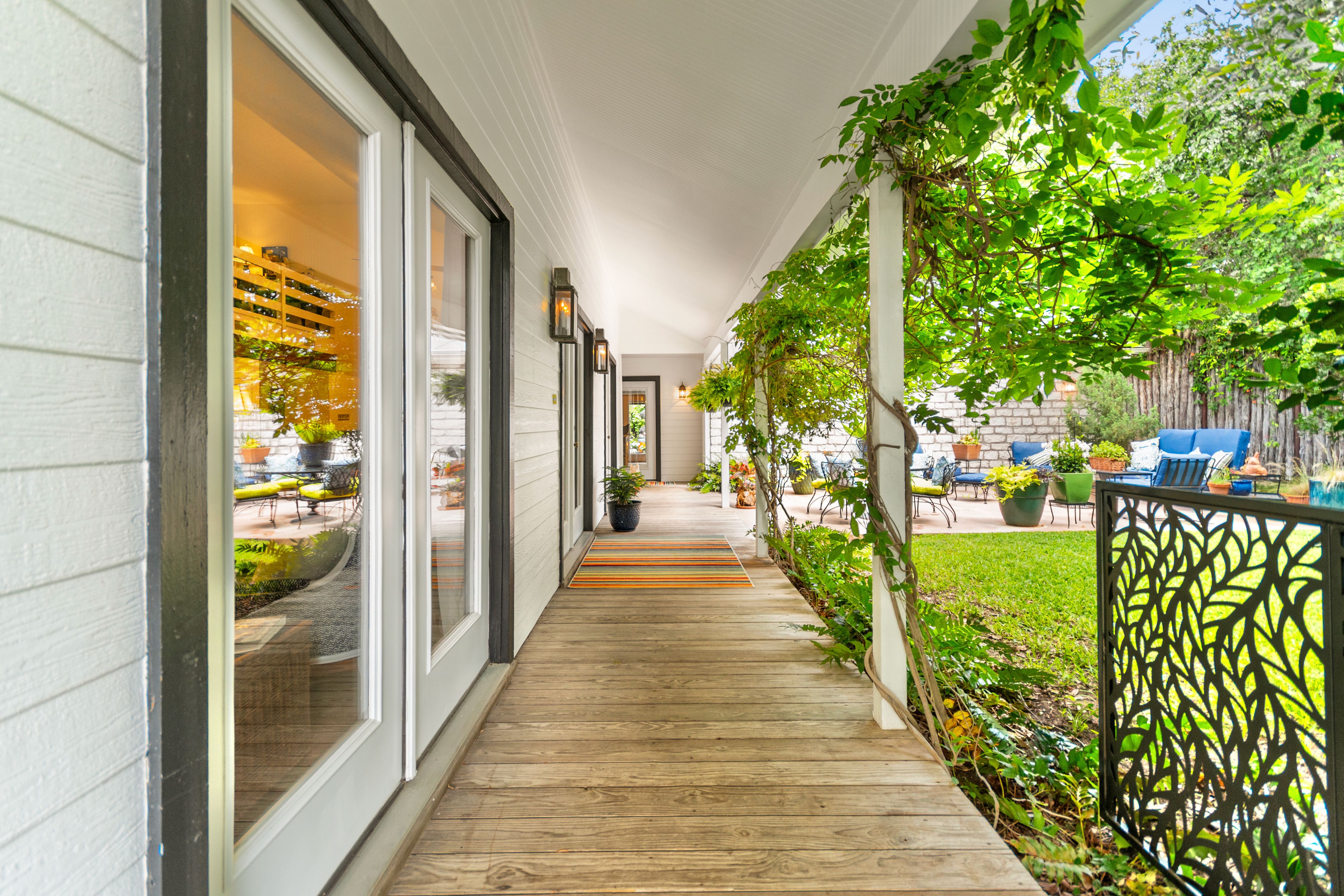  Privacy, Hill Country Charm and Income Potential - 物件實景