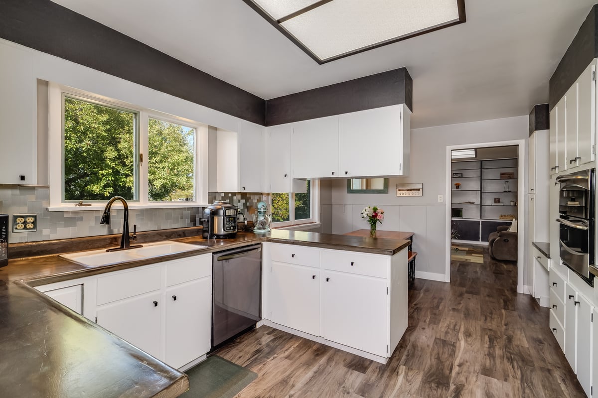 Cheyenne, Wyoming, 82009, United States, 6 Bedrooms Bedrooms, ,2 BathroomsBathrooms,Residential,For Sale,1979014