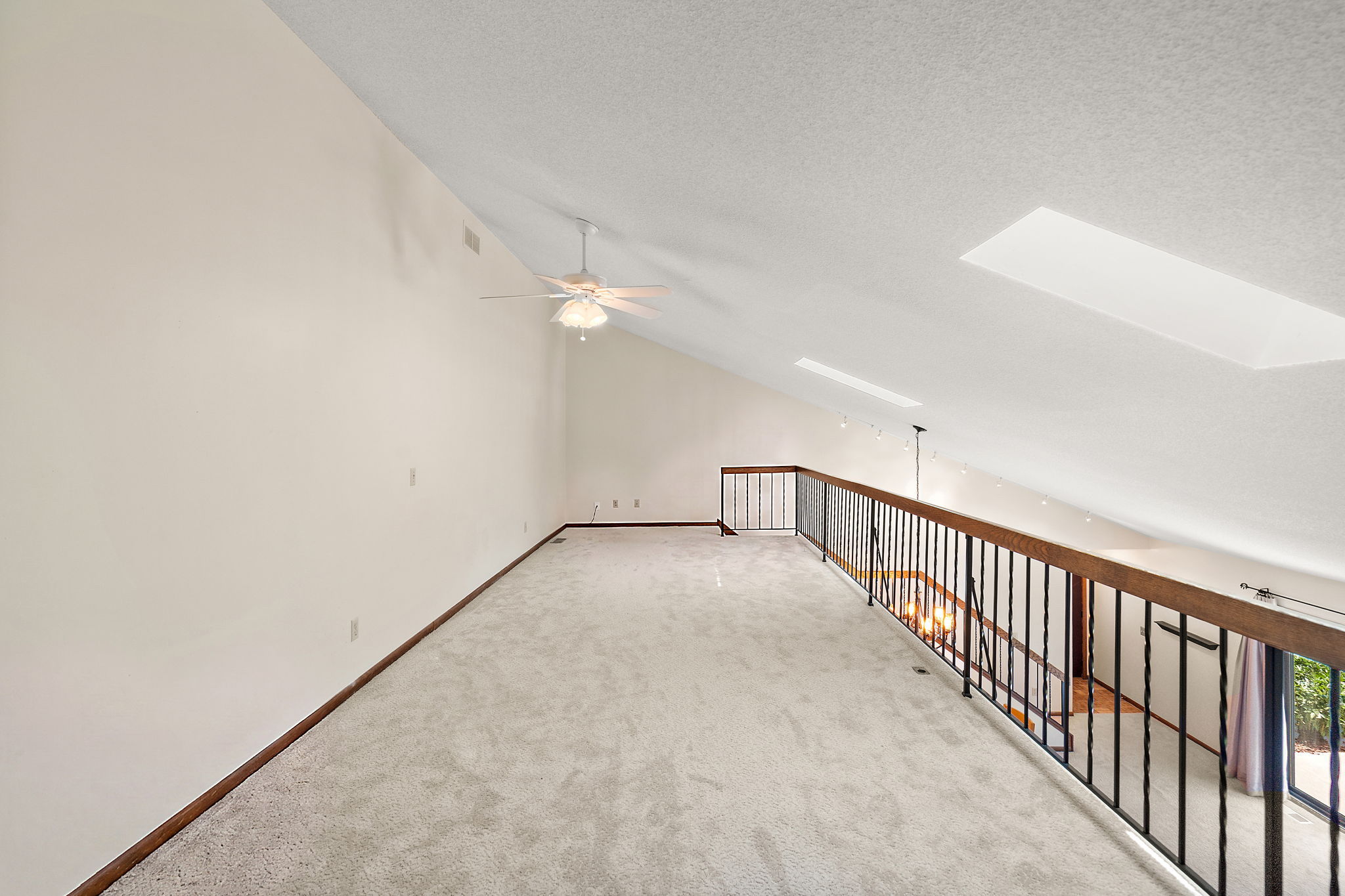  Light-Filled Loft in Desirable Woodbury - 物件實景