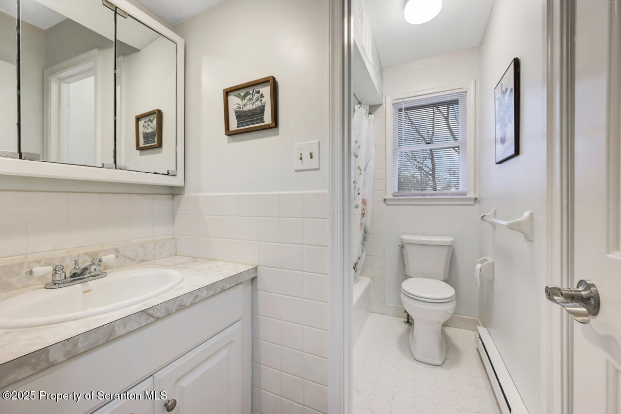 Moscow, Pennsylvania, 18444, United States, 4 Bedrooms Bedrooms, ,3 BathroomsBathrooms,Residential,For Sale,1999733