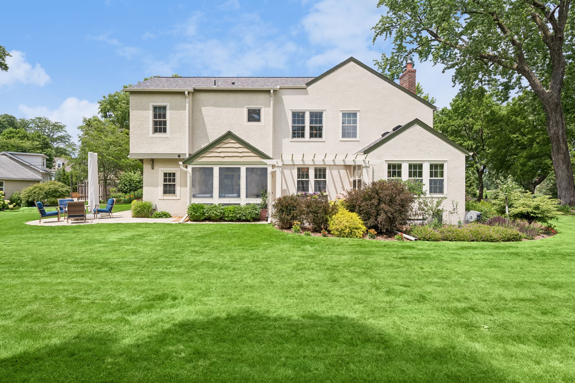  Thoughtfully Updated Tudor on a Rare Oversized Lot - 物件實景