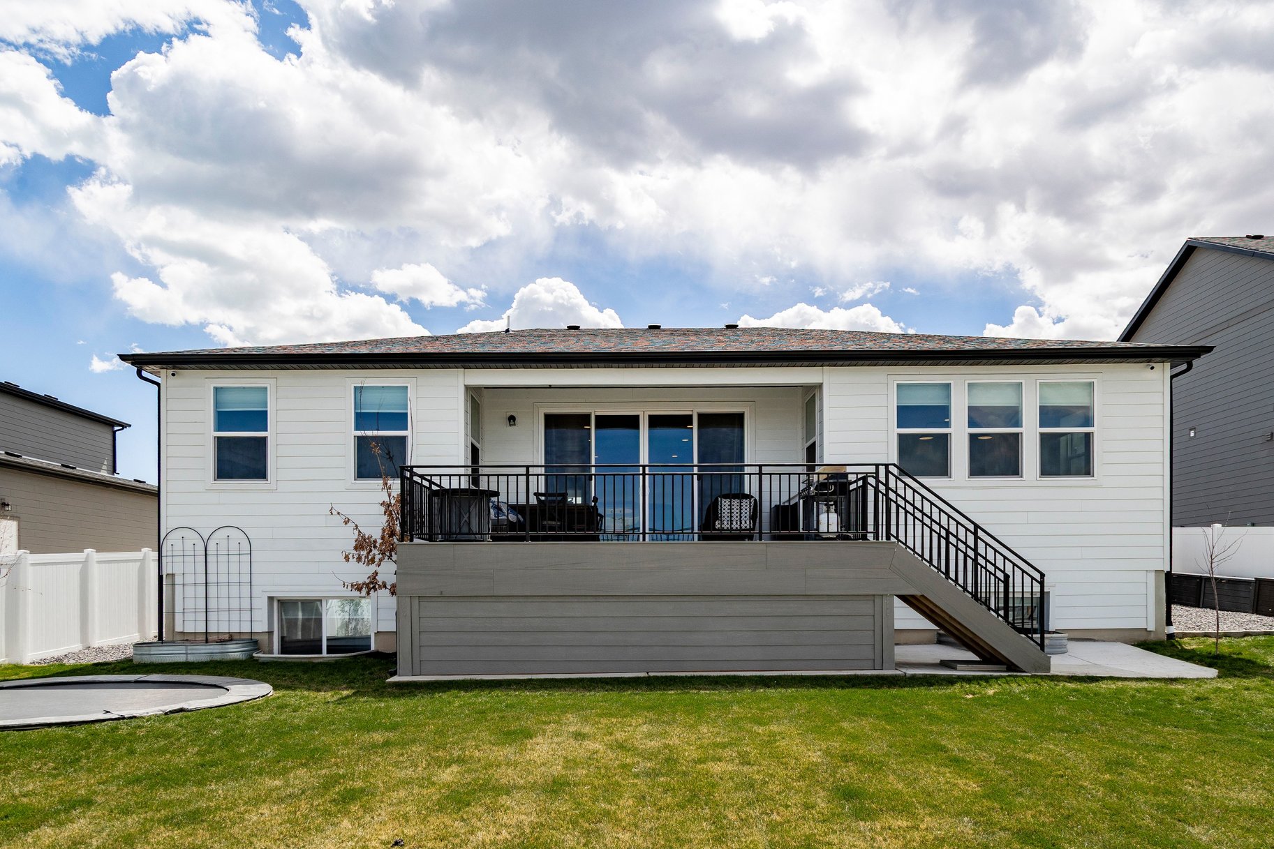  Spacious rambler with ADU. Open design and backyard made for living. - 物件實景