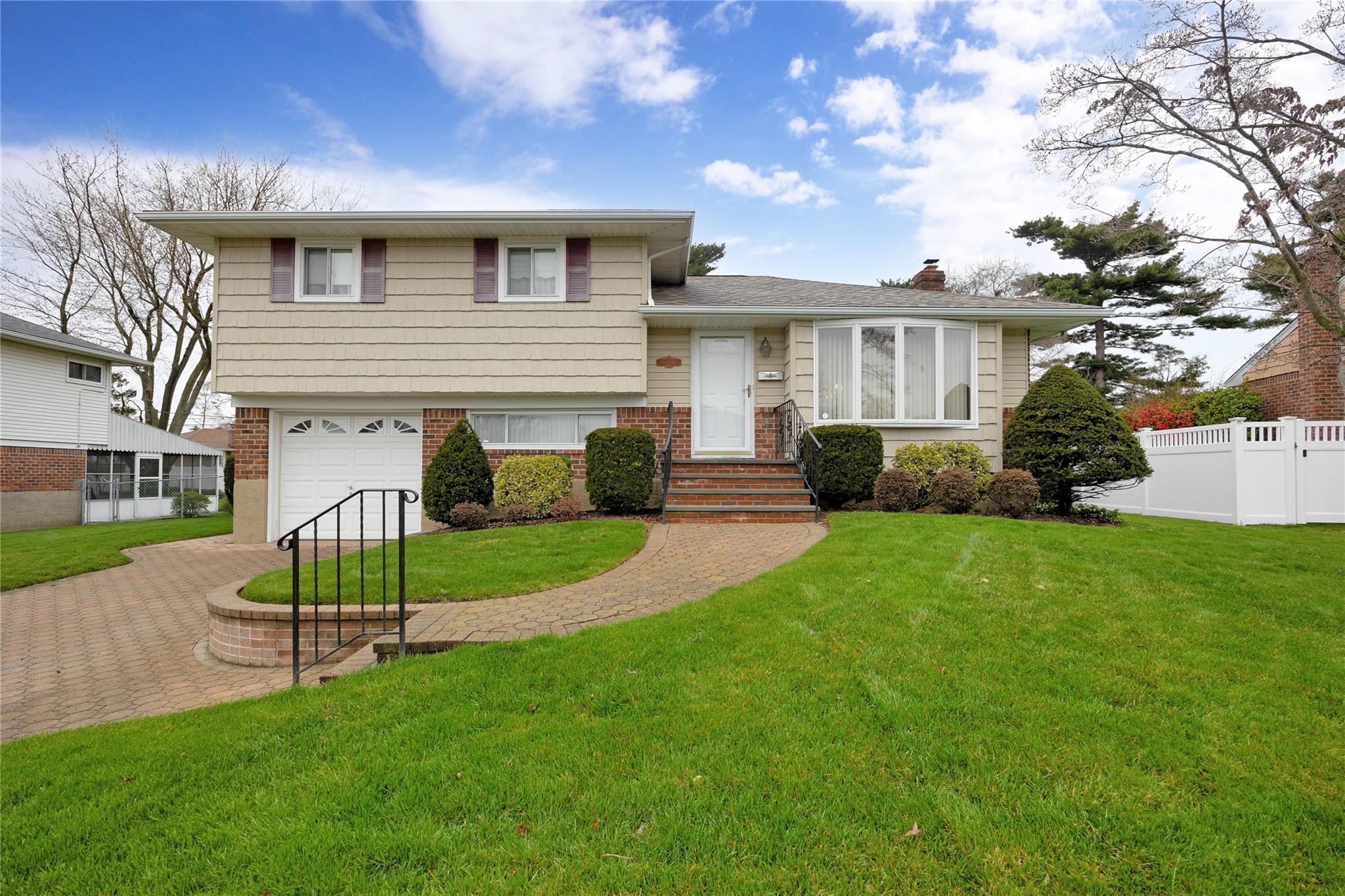Farmingdale, New York, 11735, United States, 3 Bedrooms Bedrooms, ,2 BathroomsBathrooms,Residential,For Sale,1793248