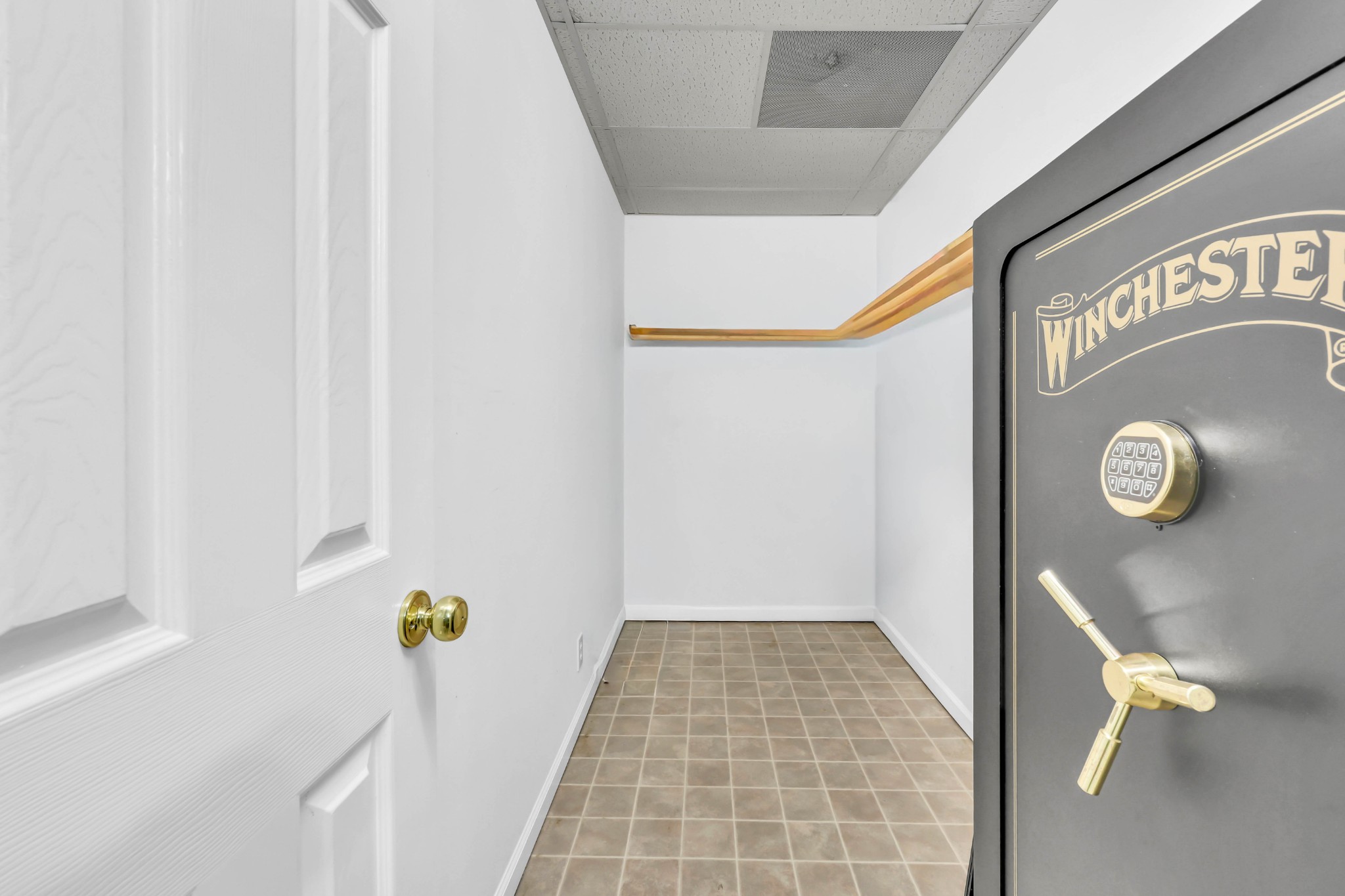 Clarksville, Tennessee, 37043, United States, 4 Bedrooms Bedrooms, ,4 BathroomsBathrooms,Residential,For Sale,1989948